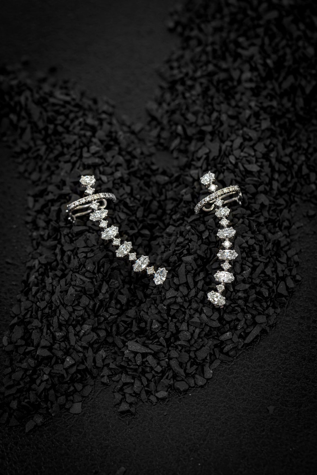 Brinco Ear Cuff em Ouro Branco com Brilhantes Navetes