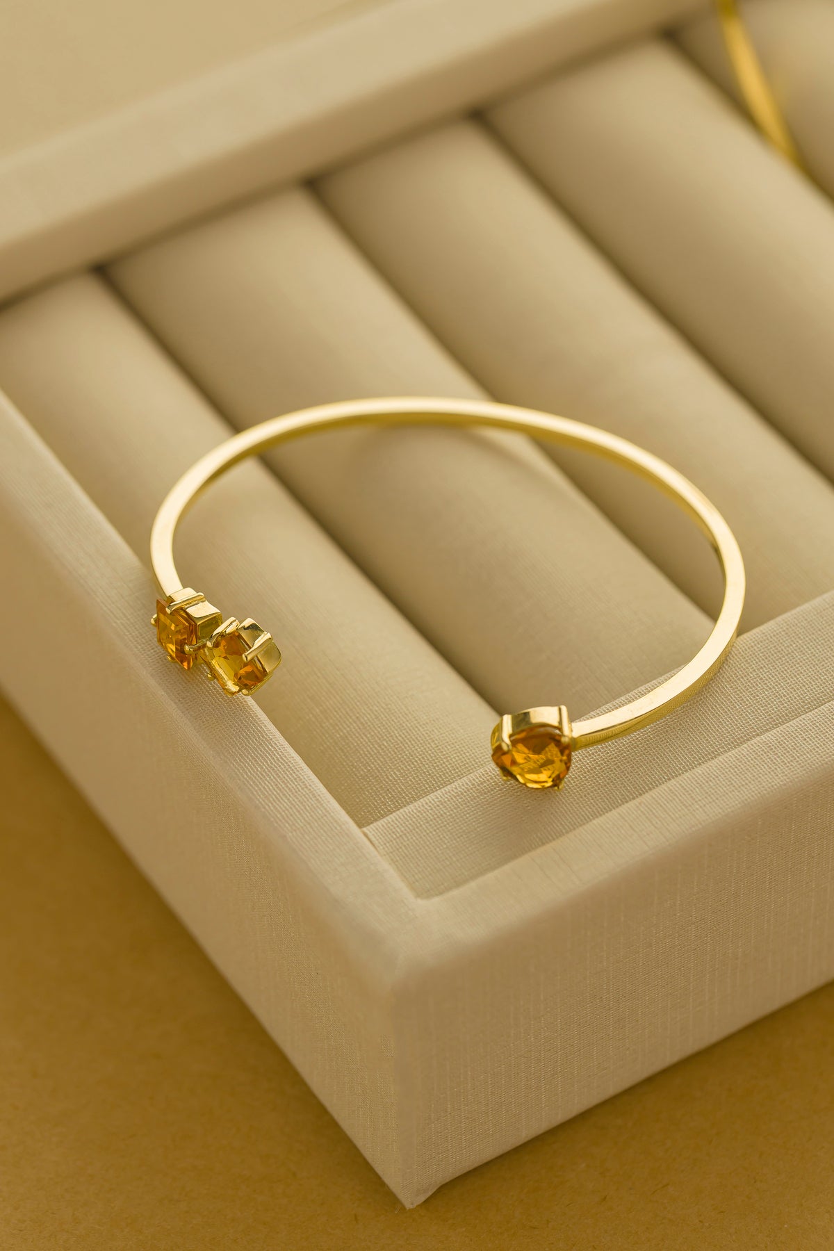 Bracelete Ouro Amarelo com Topázio Amarelo Dourado e Lapidações Coração e Carré