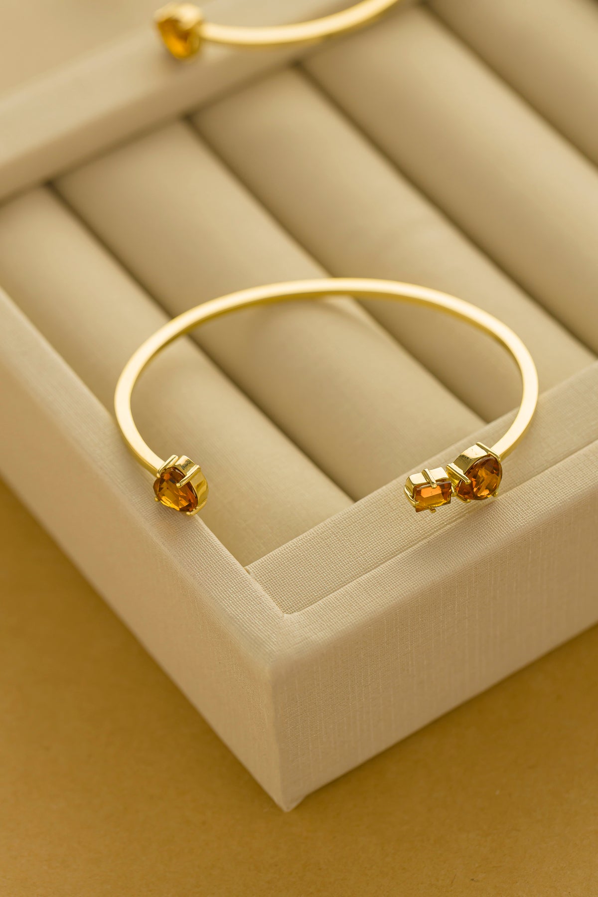 Bracelete Ouro Amarelo com Topázio Amarelo Dourado e Lapidações Coração e Retangular