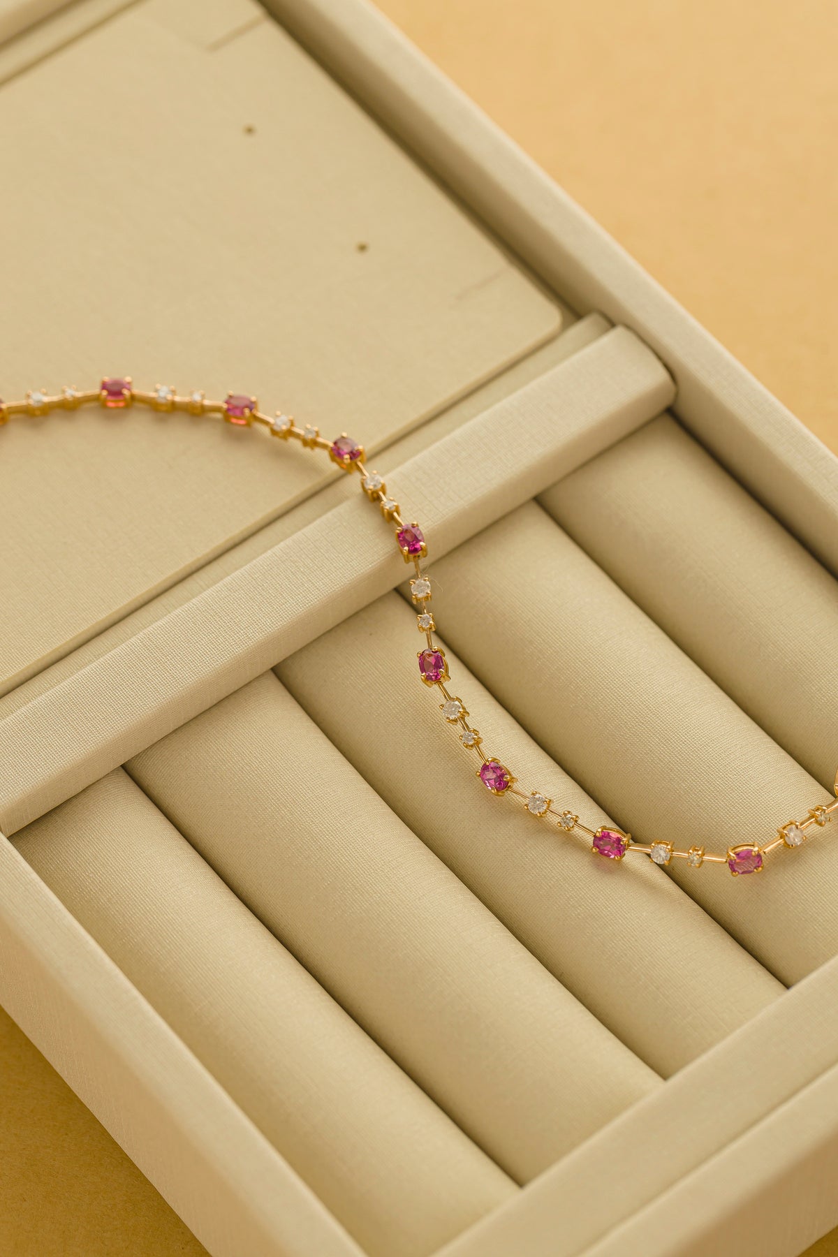 Pulseira Fio Faca em Ouro Rose com Rubelita Oval e Brilhantes