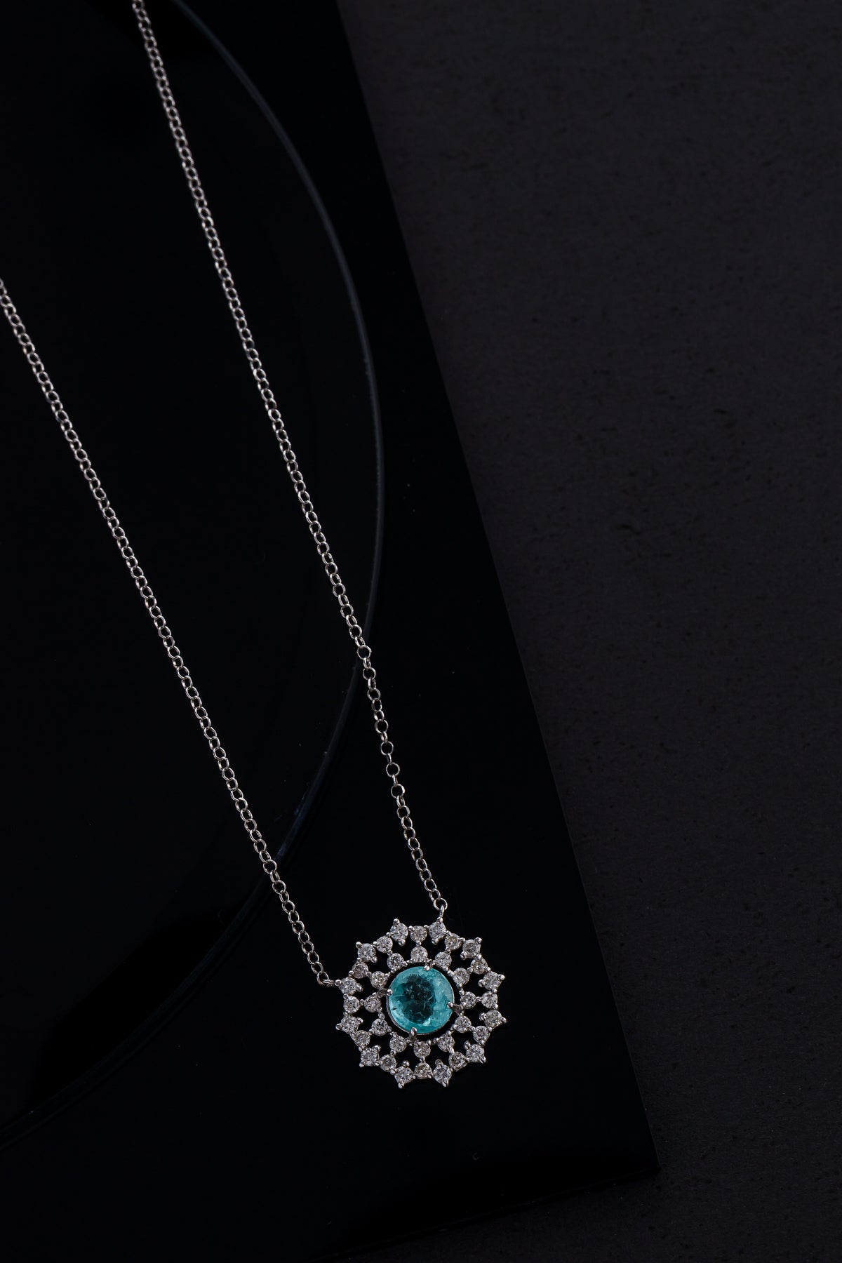 Colar Redondo em Ouro Branco com Turmalina Paraíba e Brilhantes