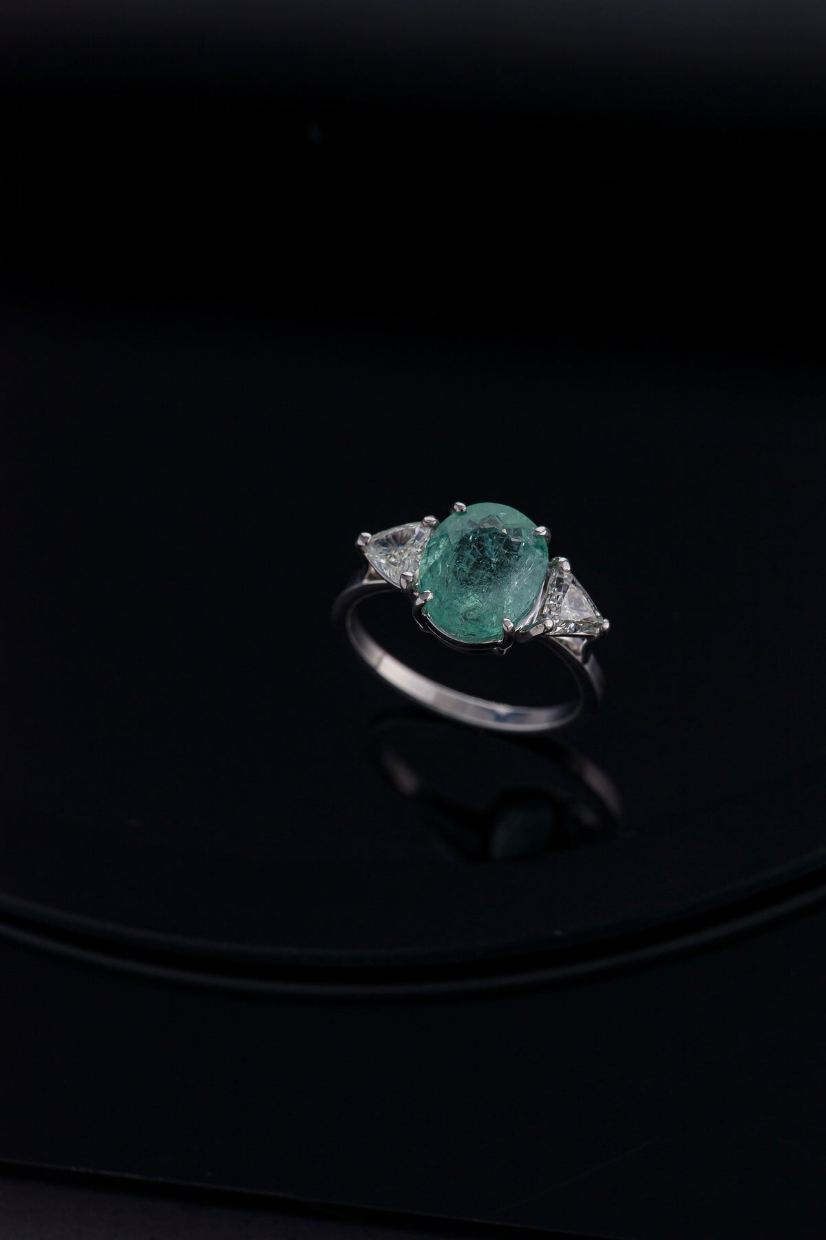 Anel Oval em Ouro Branco com Turmalina Paraíba e Brilhantes