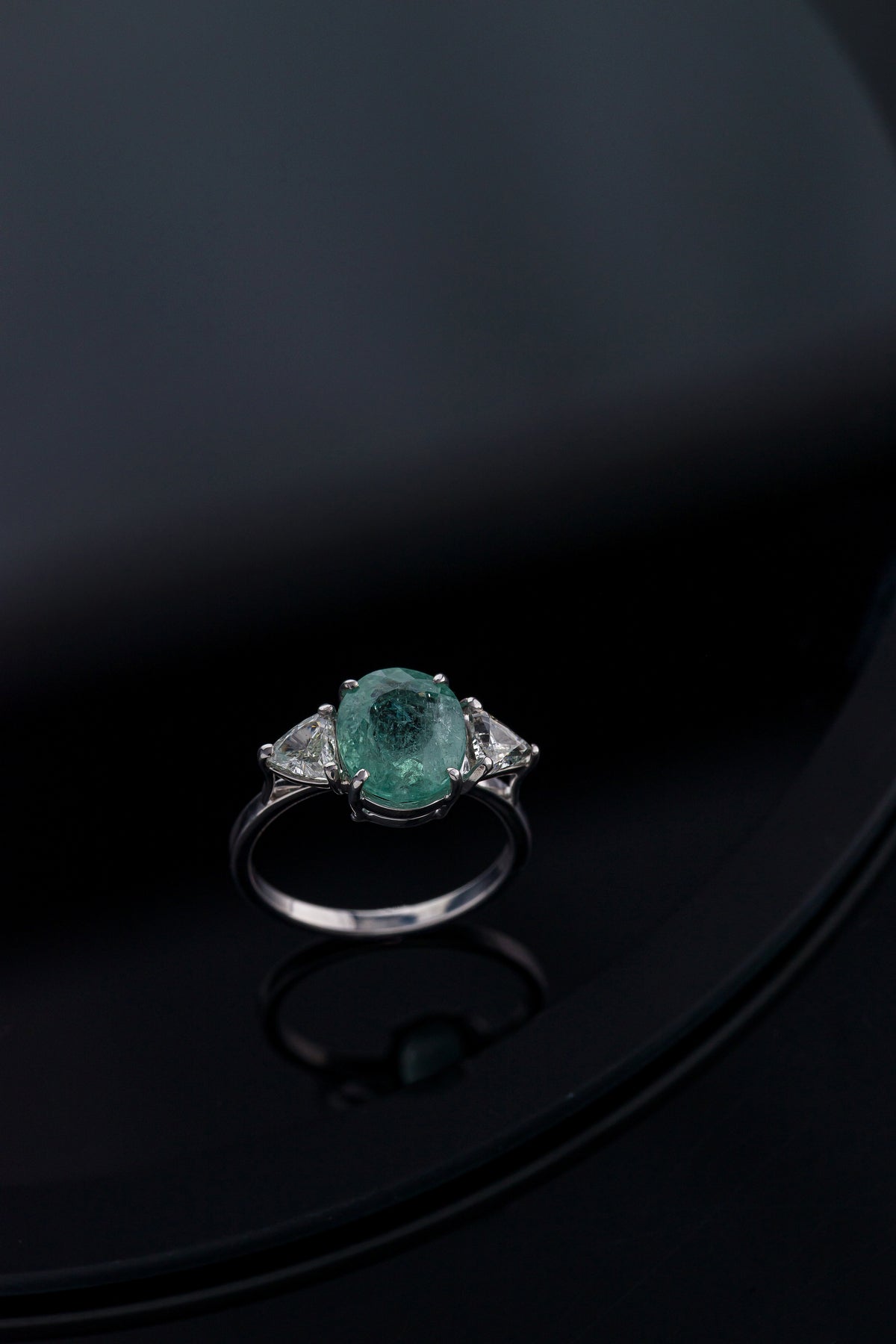 Anel Oval em Ouro Branco com Turmalina Paraíba e Brilhantes