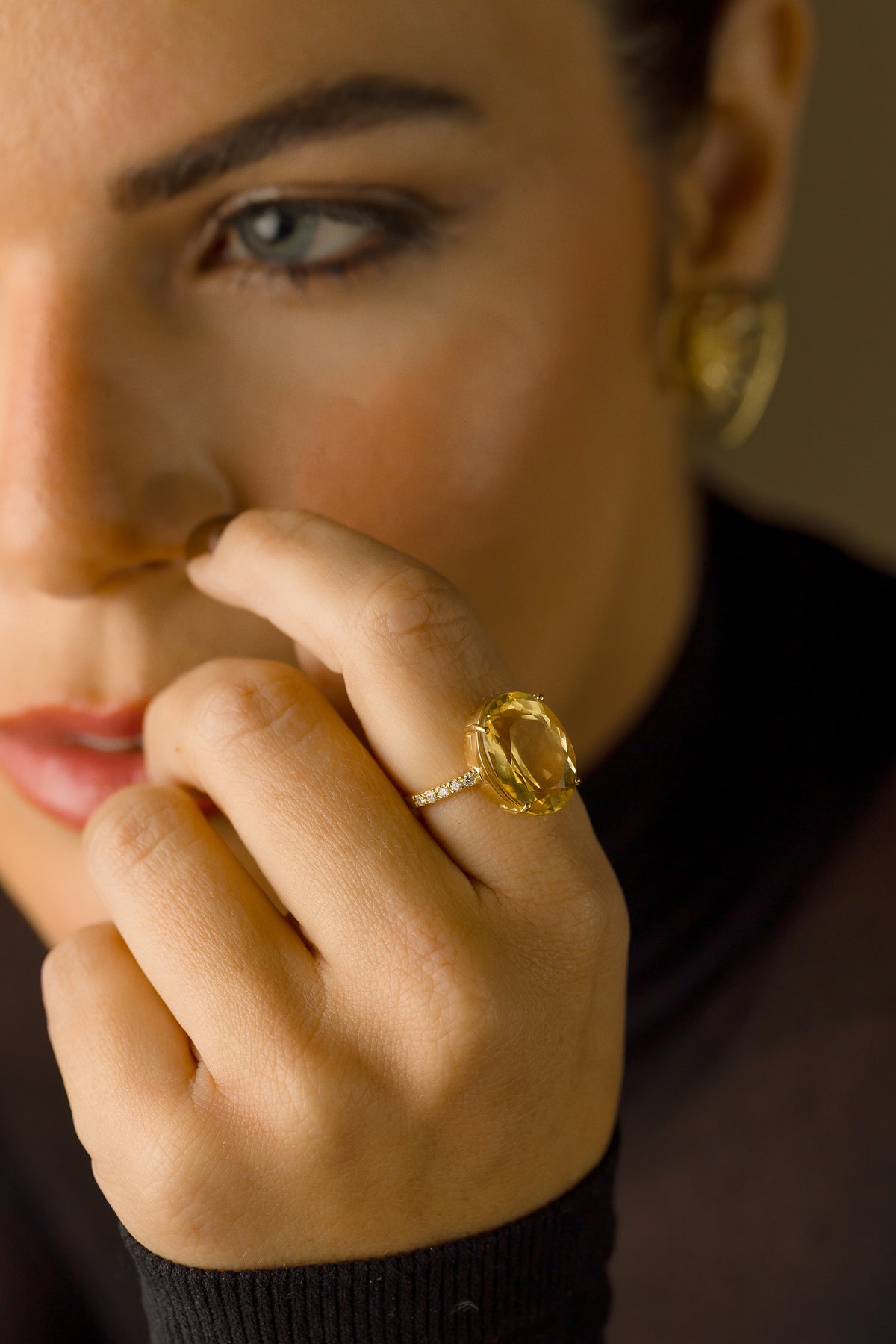 Anel em Ouro Branco com Citrino Amarelo e Brilhantes