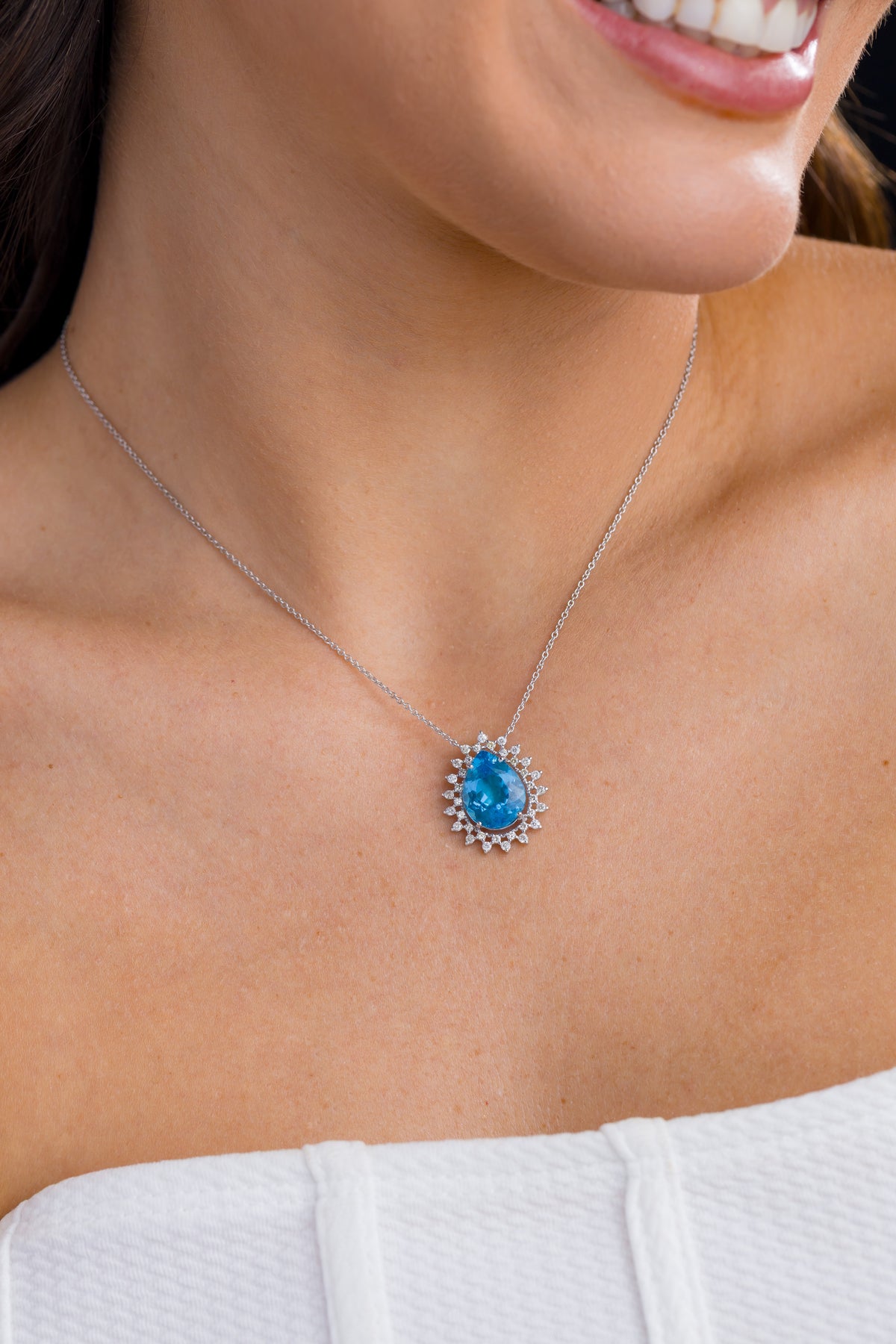 Colar em Ouro Branco com Flocos de Topázio Azul e Brilhantes