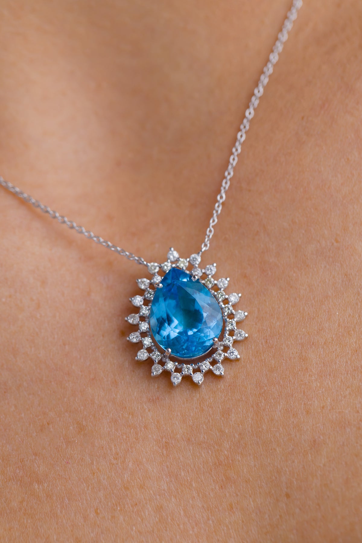 Colar em Ouro Branco com Flocos de Topázio Azul e Brilhantes