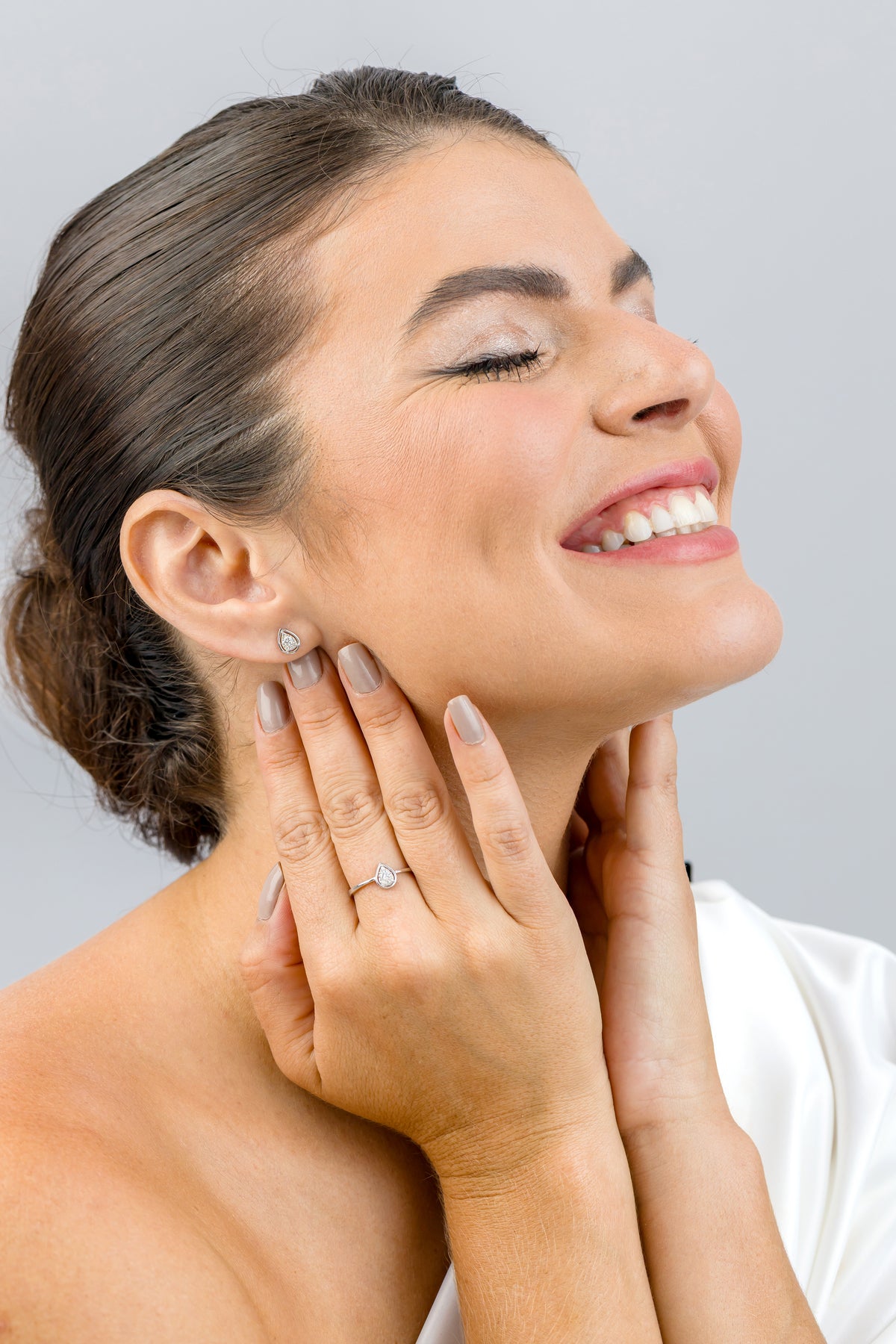 Anel em Ouro Branco com Design de Gota e Brilhantes