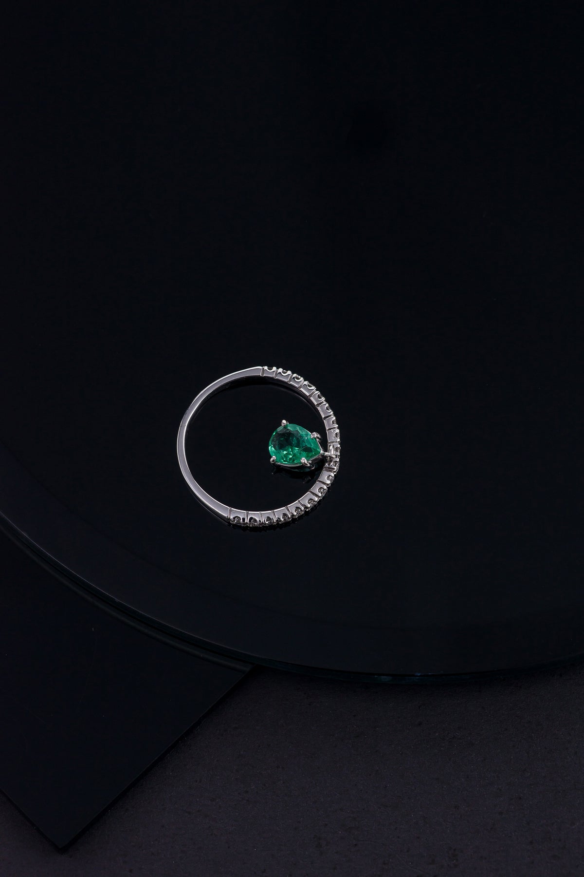 Anel em Ouro Branco com Brilhantes e Pendente de Esmeralda em Gota