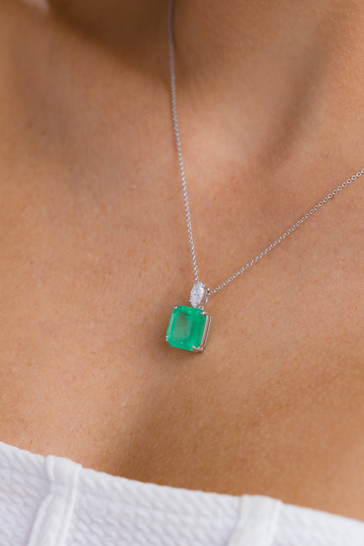Pingente em Ouro Branco com Esmeralda Retangular e Brilhante Navete