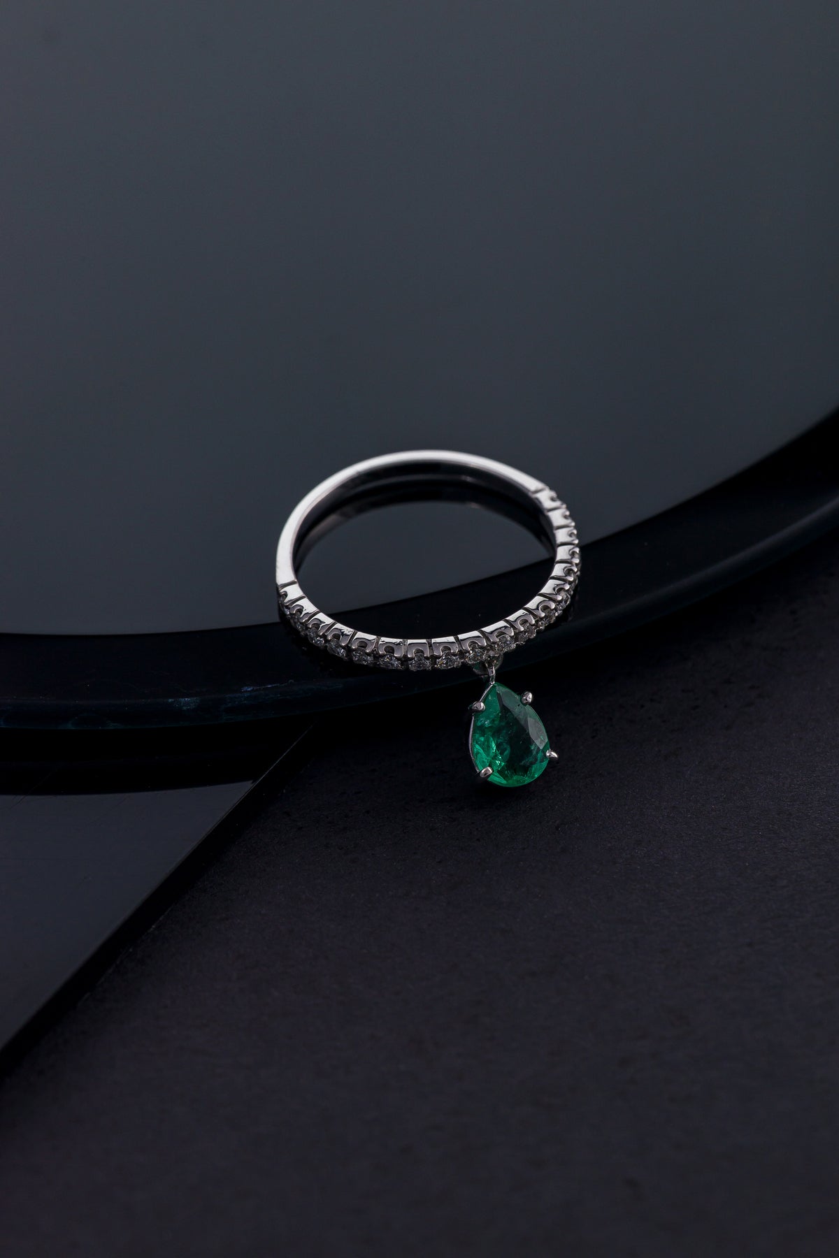 Anel em Ouro Branco com Brilhantes e Pendente de Esmeralda em Gota