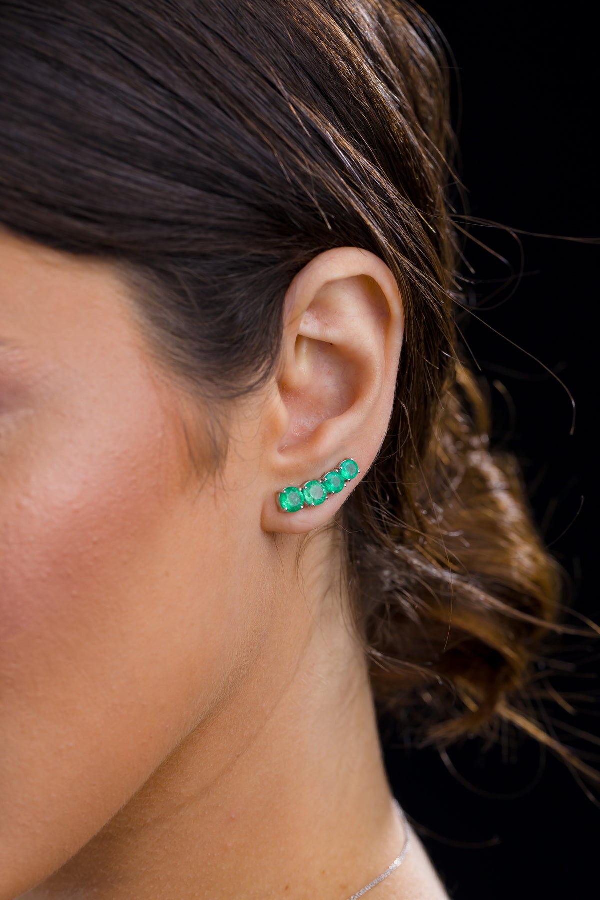 Brinco Ear Cuff em Ouro Branco com Esmeraldas e Pingente Removível de Rubelita