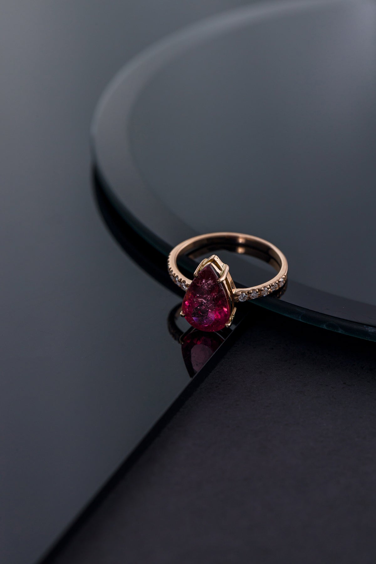 Anel em Ouro Rosa com Turmalina Rosa em Gota e Brilhantes no Aro