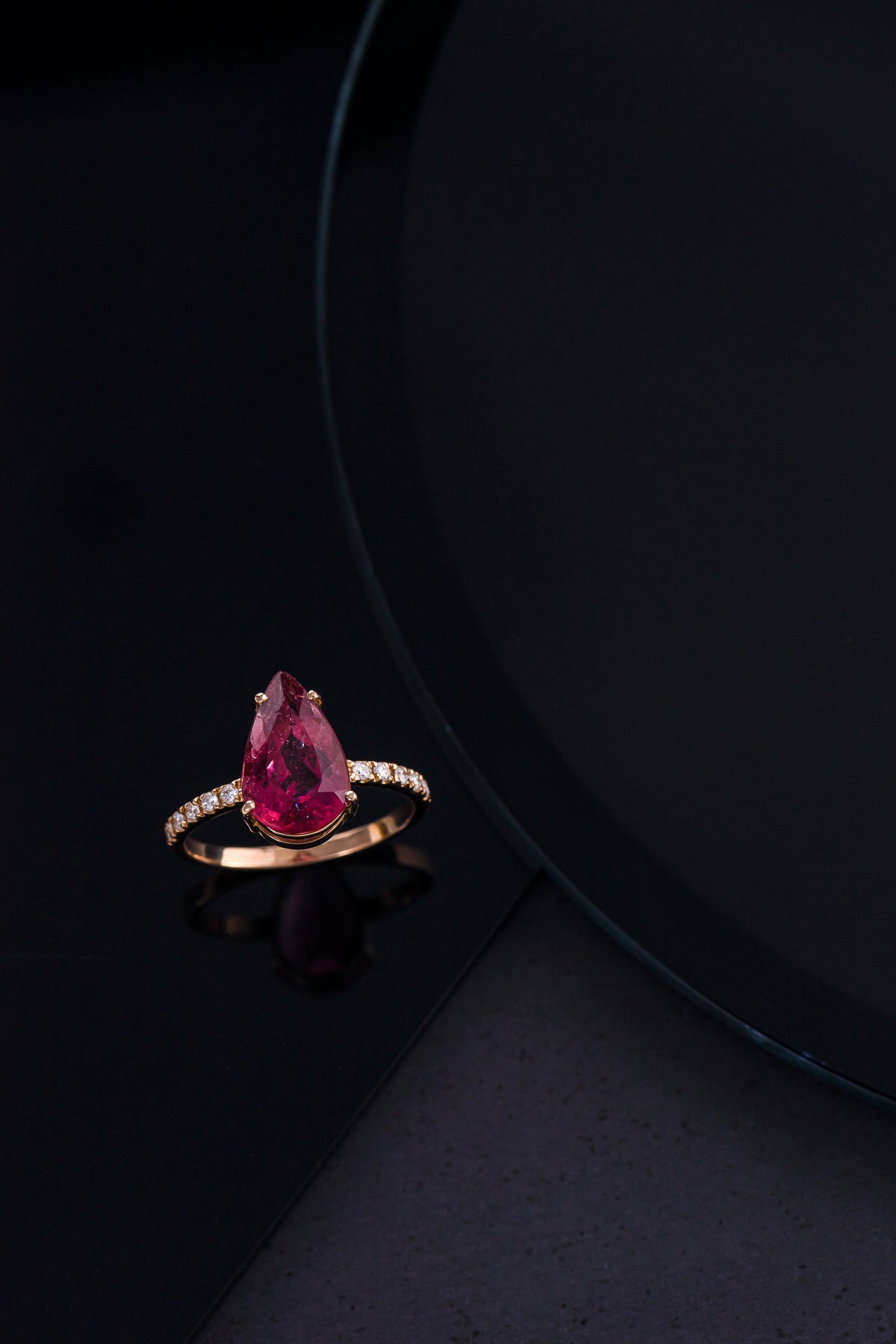 Anel em Ouro Rosa com Turmalina Rosa em Gota e Brilhantes no Aro