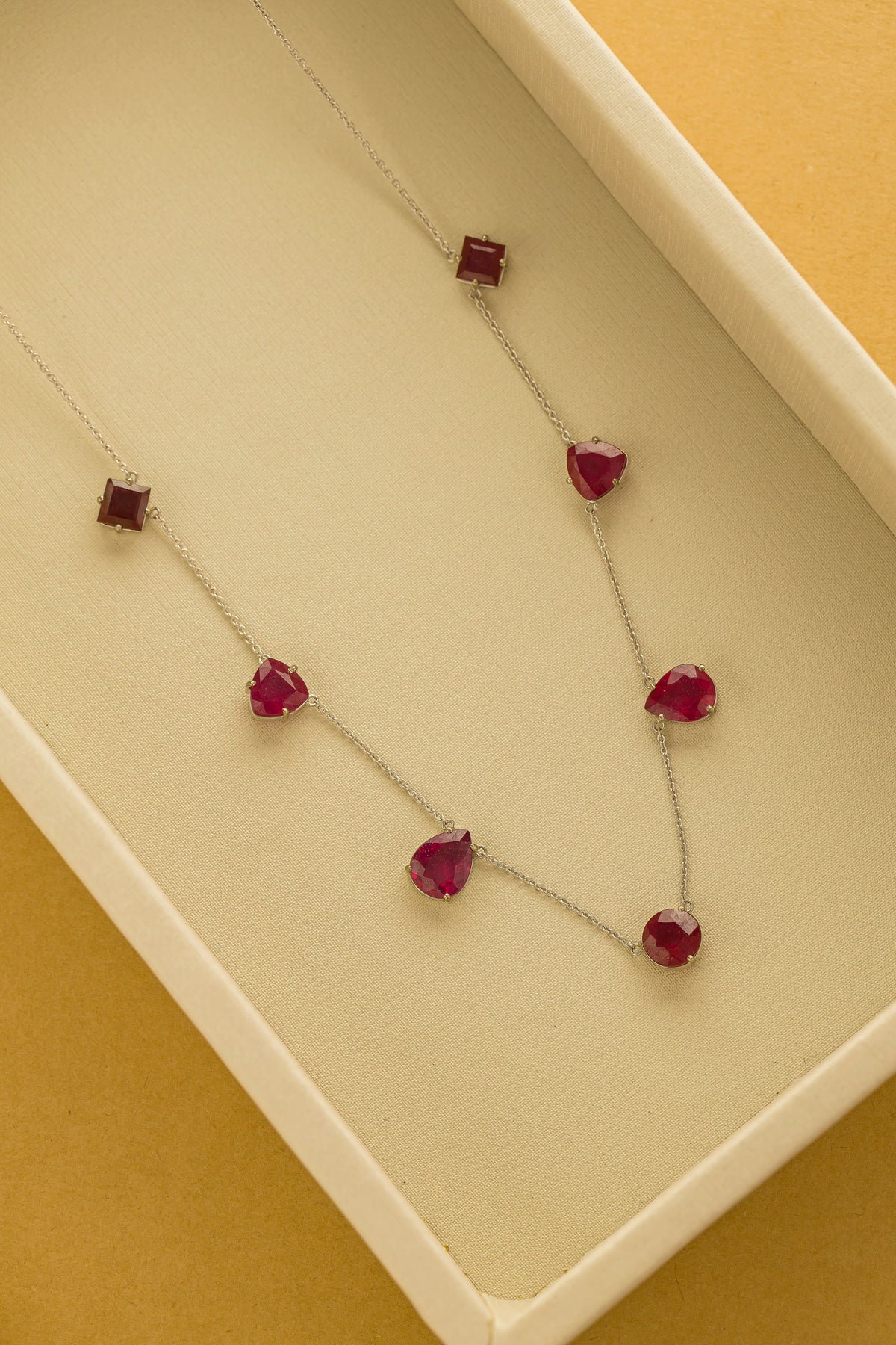 Colar em Ouro Branco com Rubis Variados