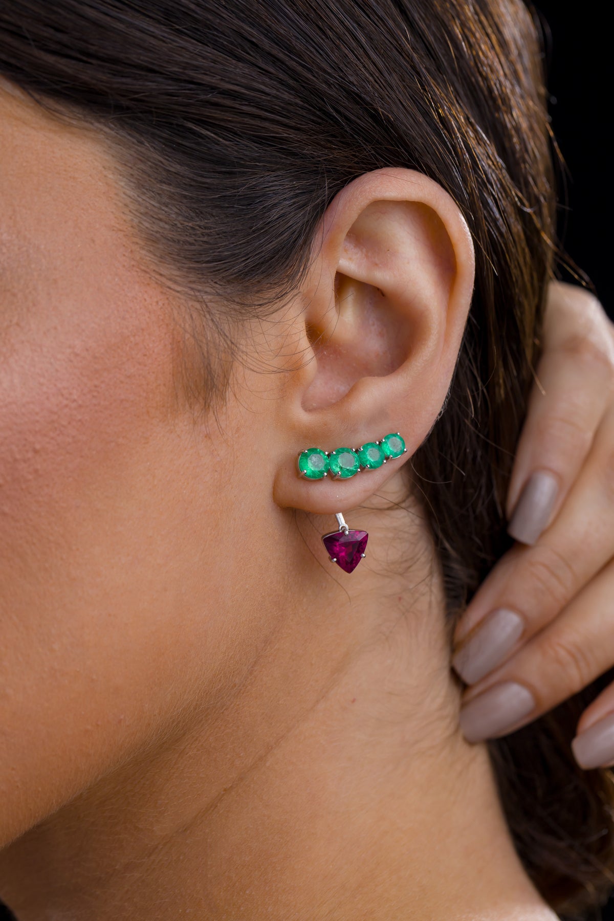 Brinco Ear Cuff em Ouro Branco com Esmeraldas e Pingente Removível de Rubelita