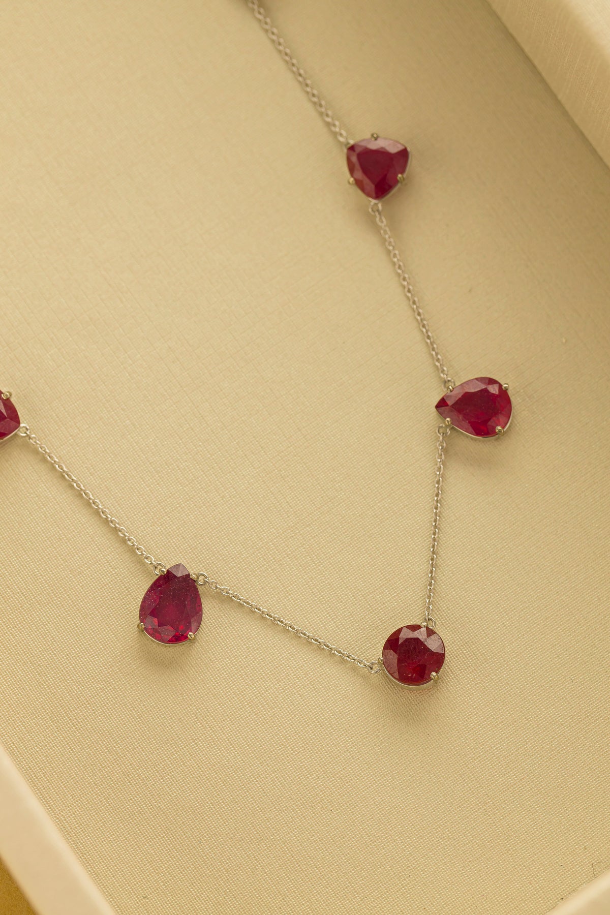 Colar em Ouro Branco com Rubis Variados