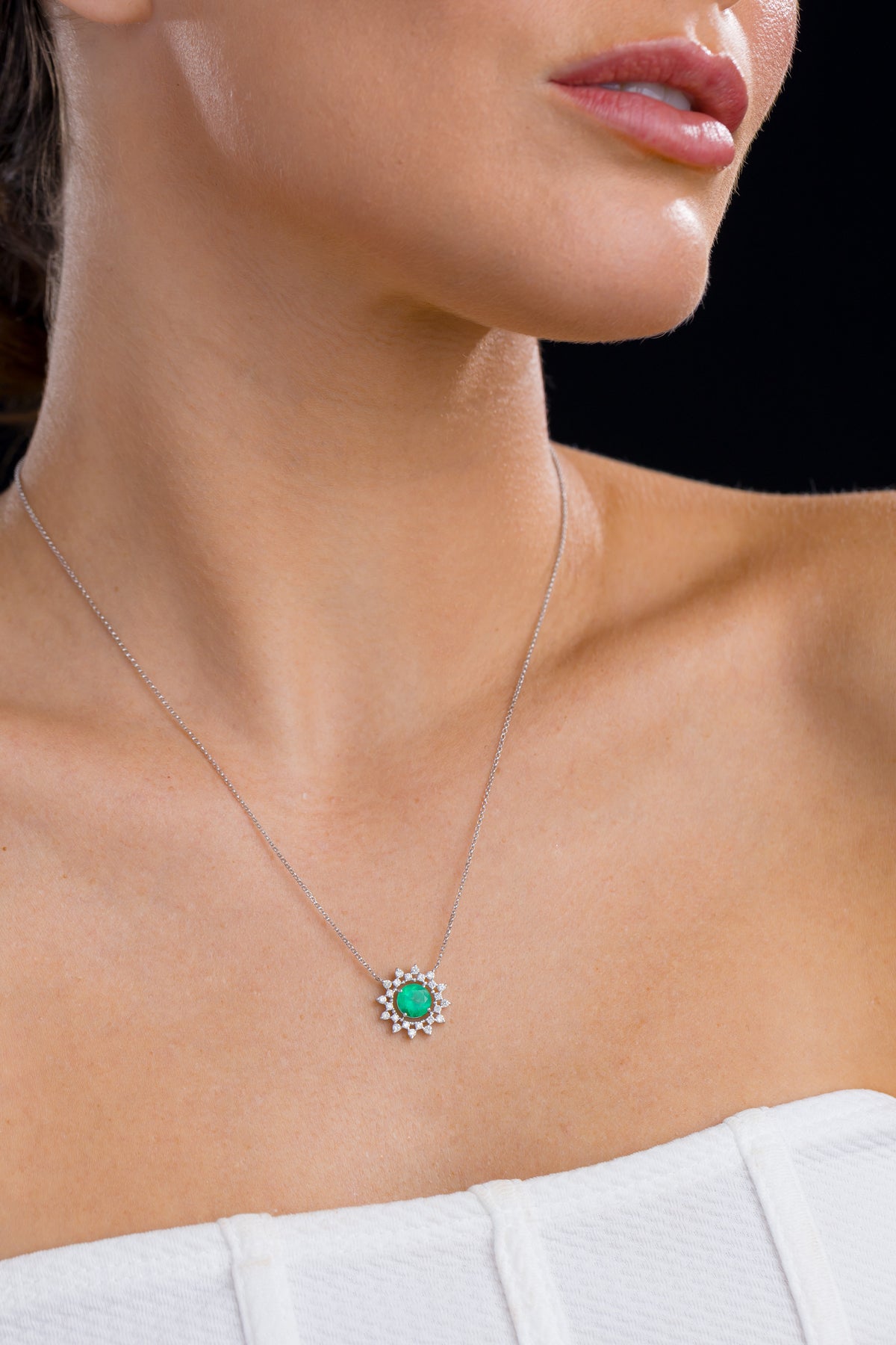 Colar em Ouro Branco com Flocos de Esmeralda Redonda e Brilhantes Passando Luz