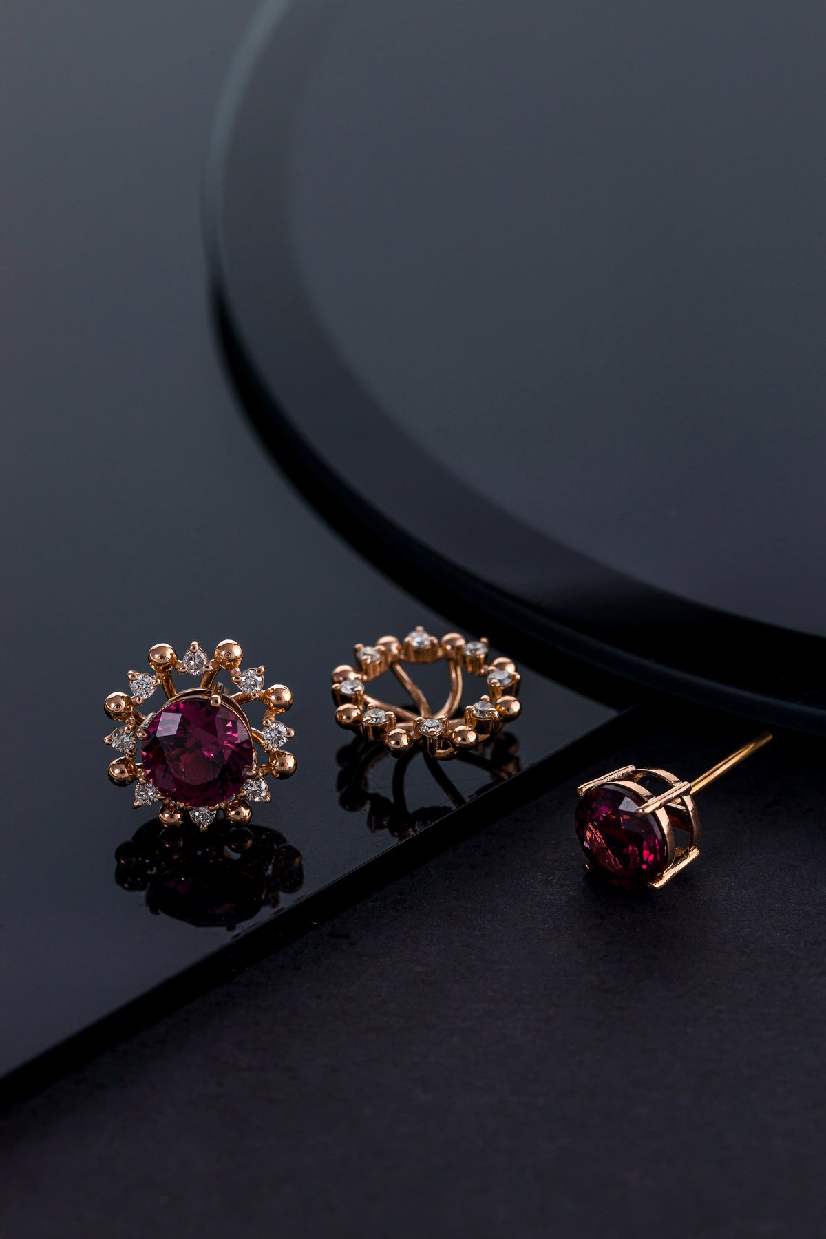 Brinco Redondo em Ouro Rosé com Jaqueta de Granada com Brilhantes