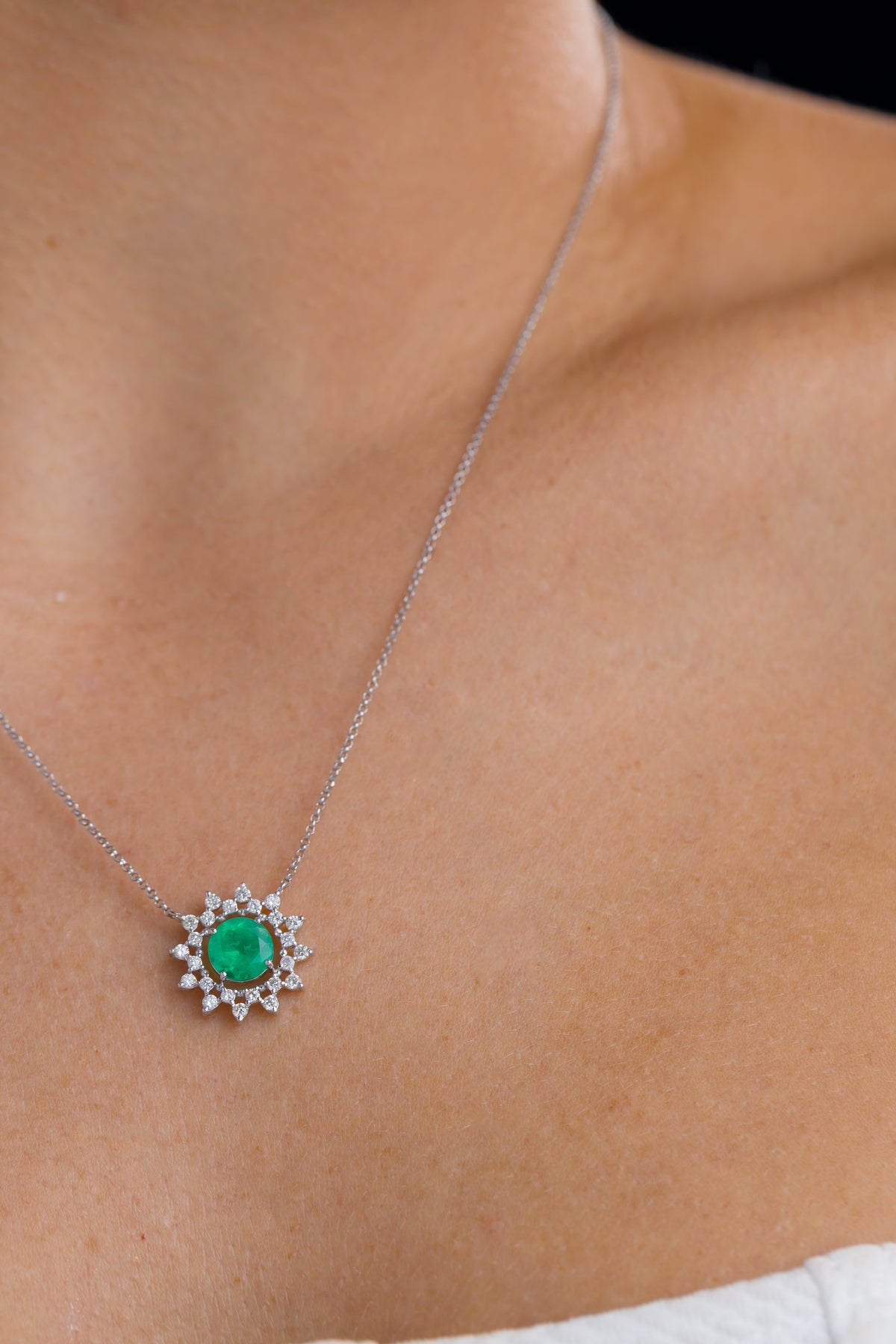 Colar em Ouro Branco com Flocos de Esmeralda Redonda e Brilhantes Passando Luz
