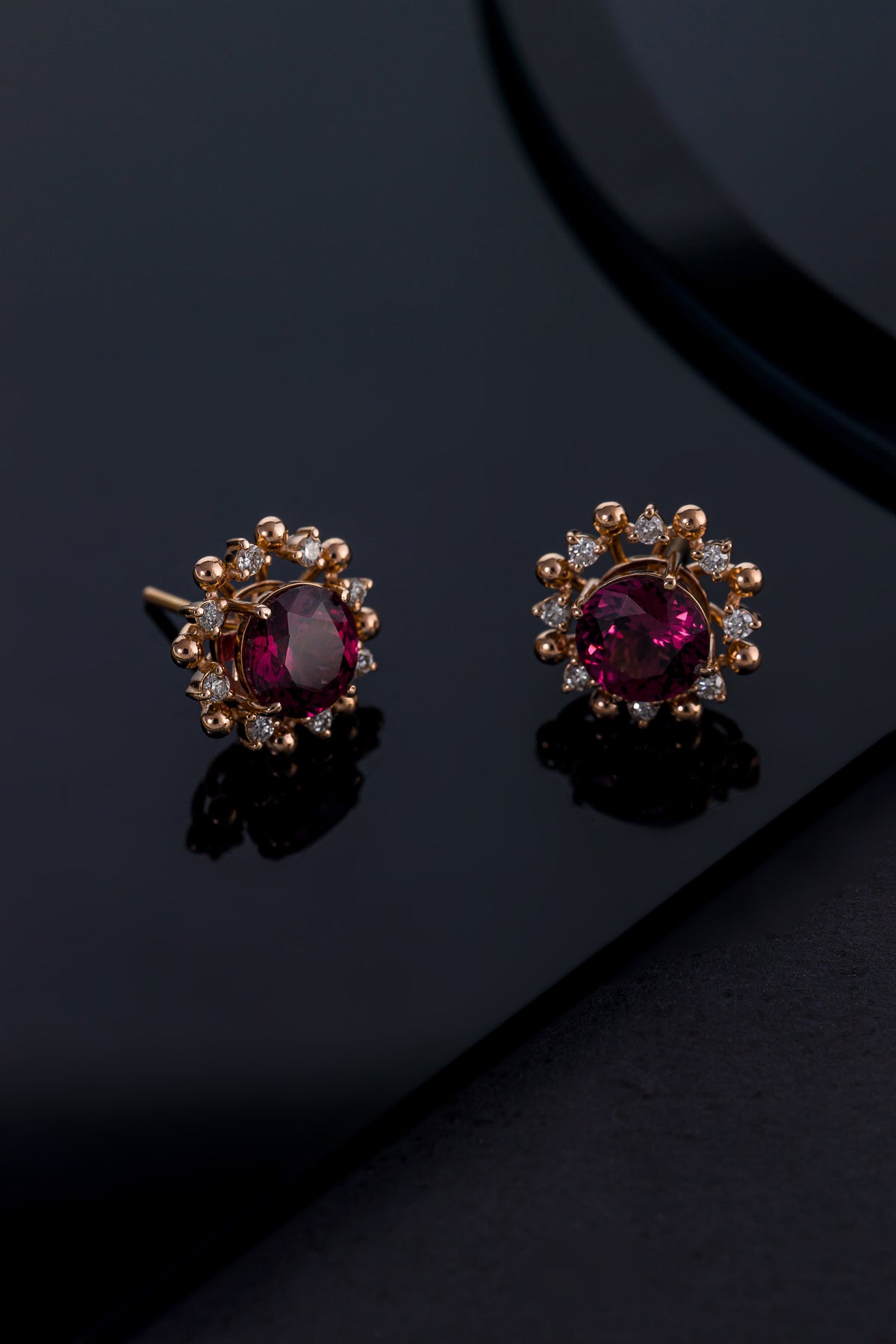 Brinco Redondo em Ouro Rosé com Jaqueta de Granada com Brilhantes