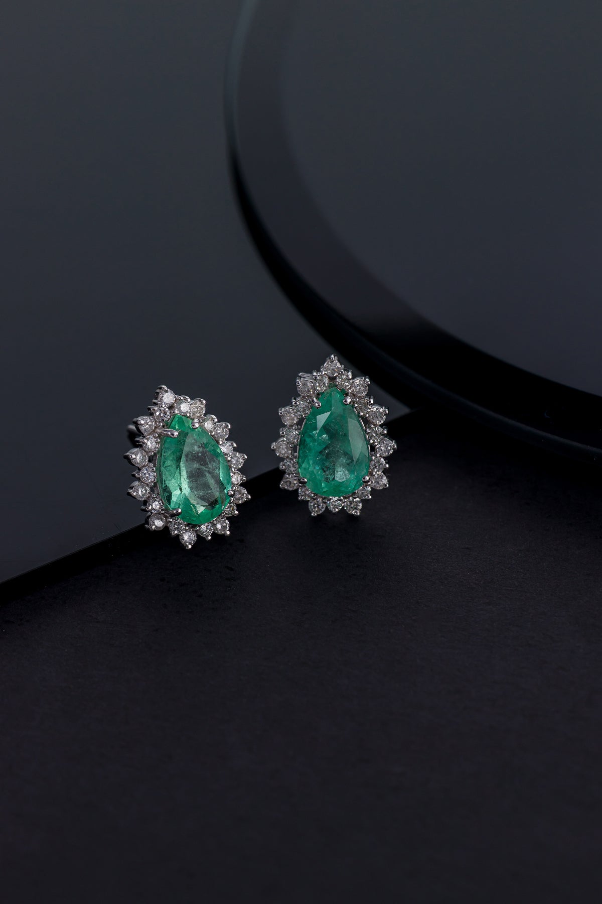 Brinco Gota em Ouro Branco com Esmeraldas e Brilhantes