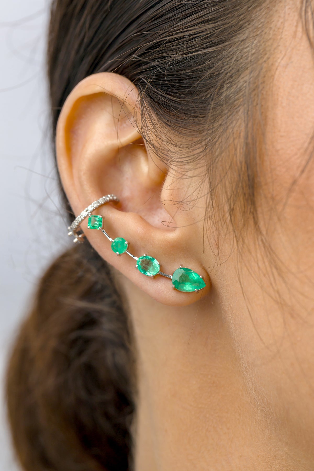 Brinco Ear Cuff em Ouro Branco com Esmeraldas Variadas e Piercing de Brilhantes