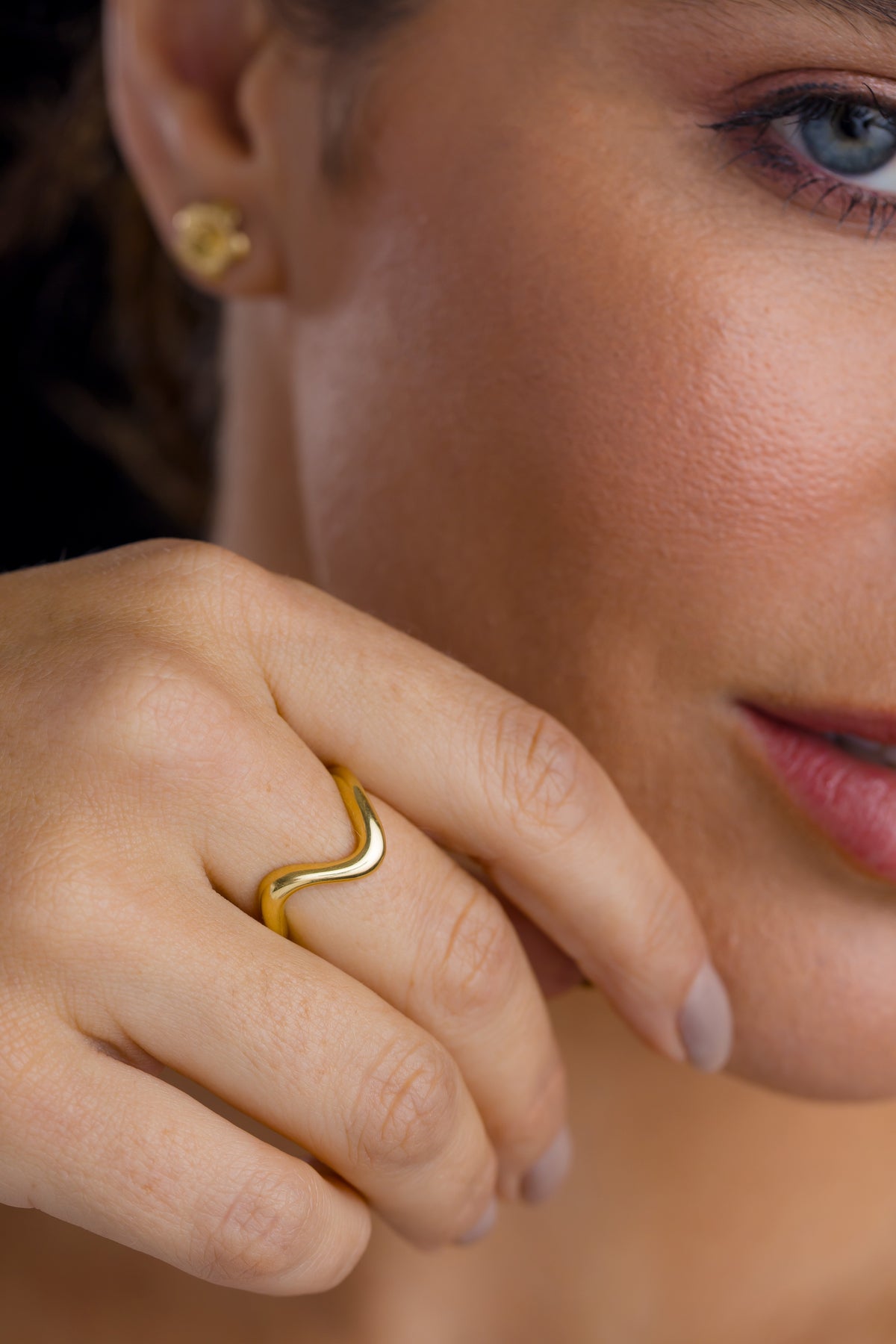 Anel em Ouro Amarelo com Design de Onda