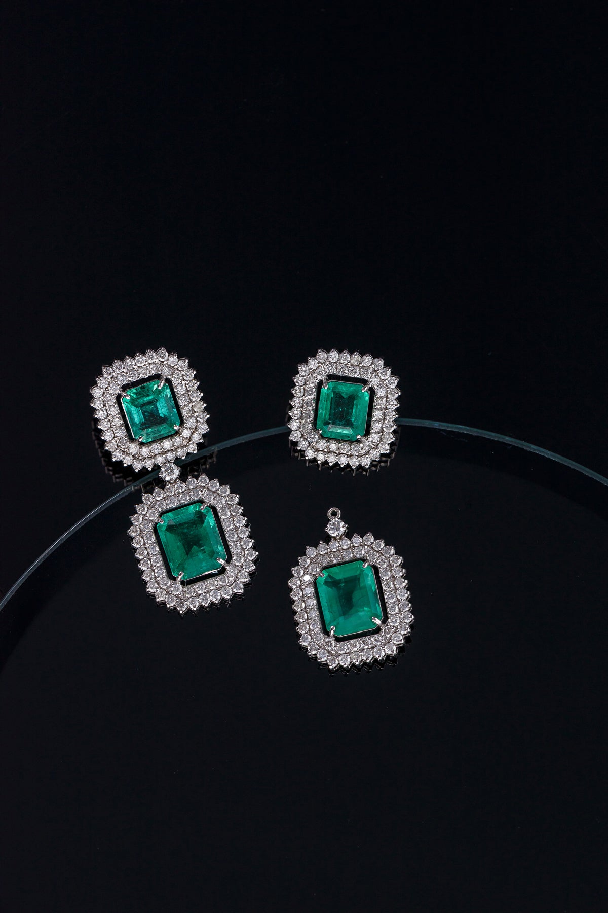 Brinco Retangular Ajustável em Ouro Branco com Esmeraldas e Brilhantes