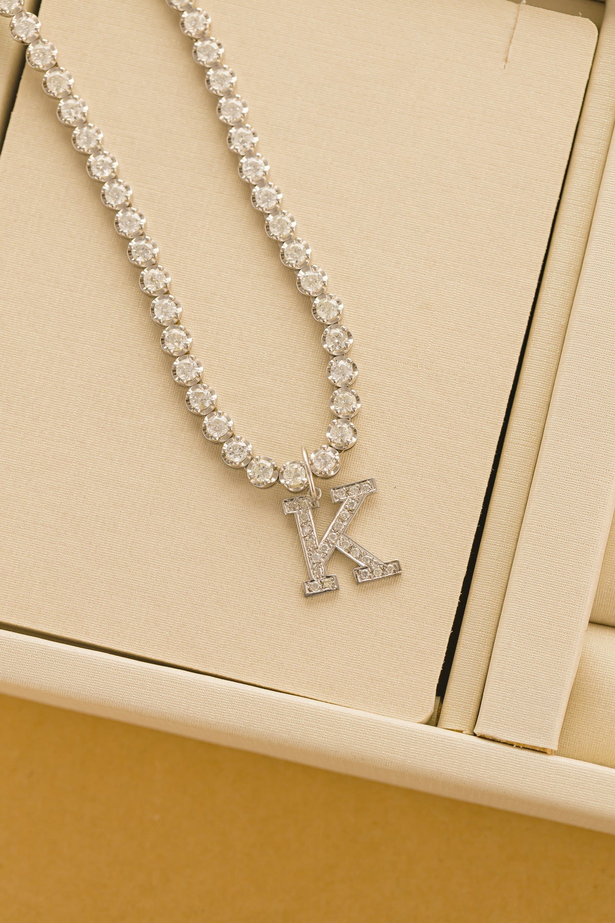 Pingente em Ouro Branco Letra K com Brilhantes
