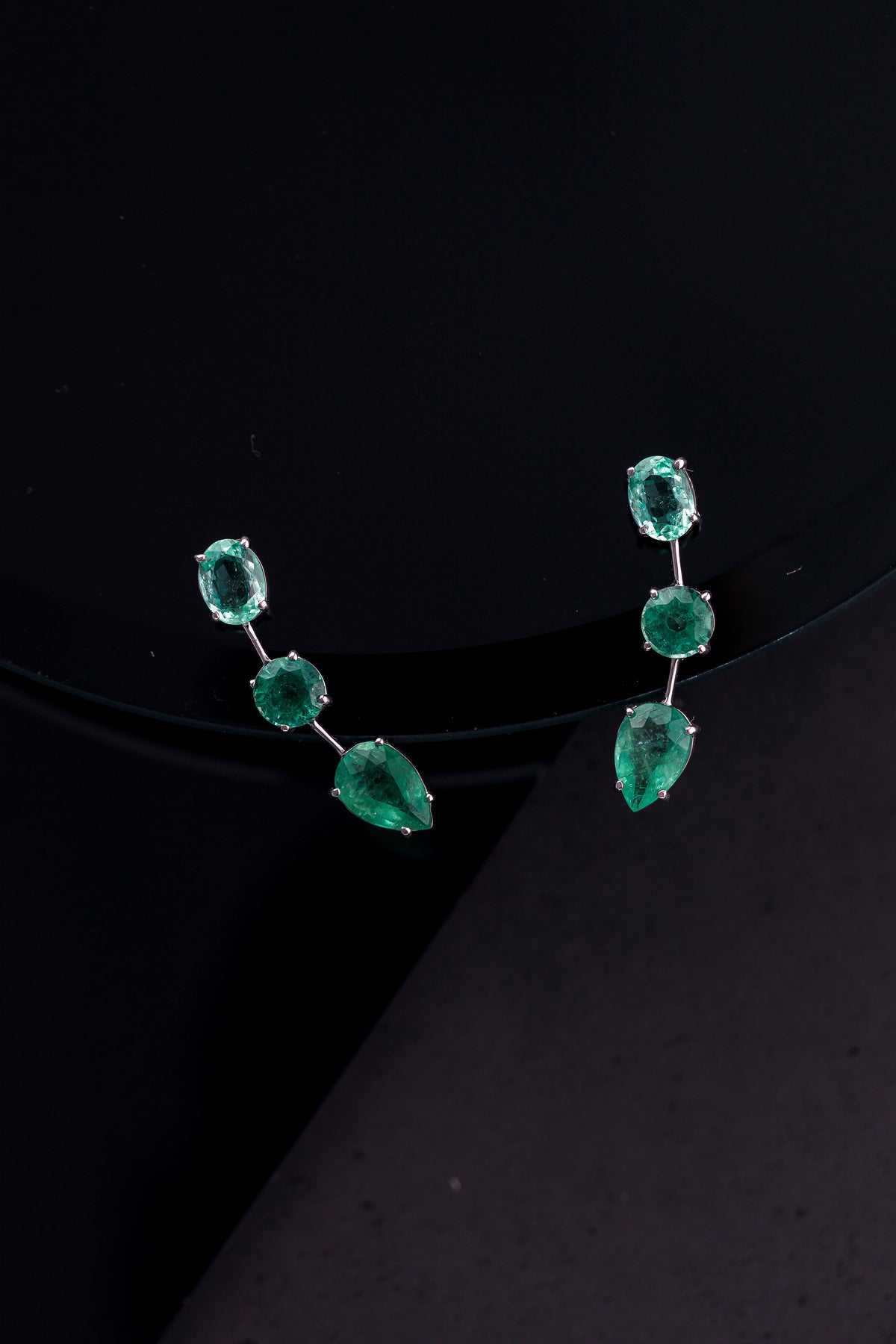 Brinco Ear Cuff em Ouro Branco com Esmeraldas Variadas