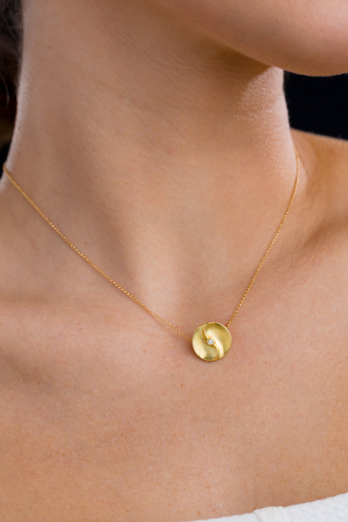 Colar em Ouro Amarelo com Chapa e Brilhante Central