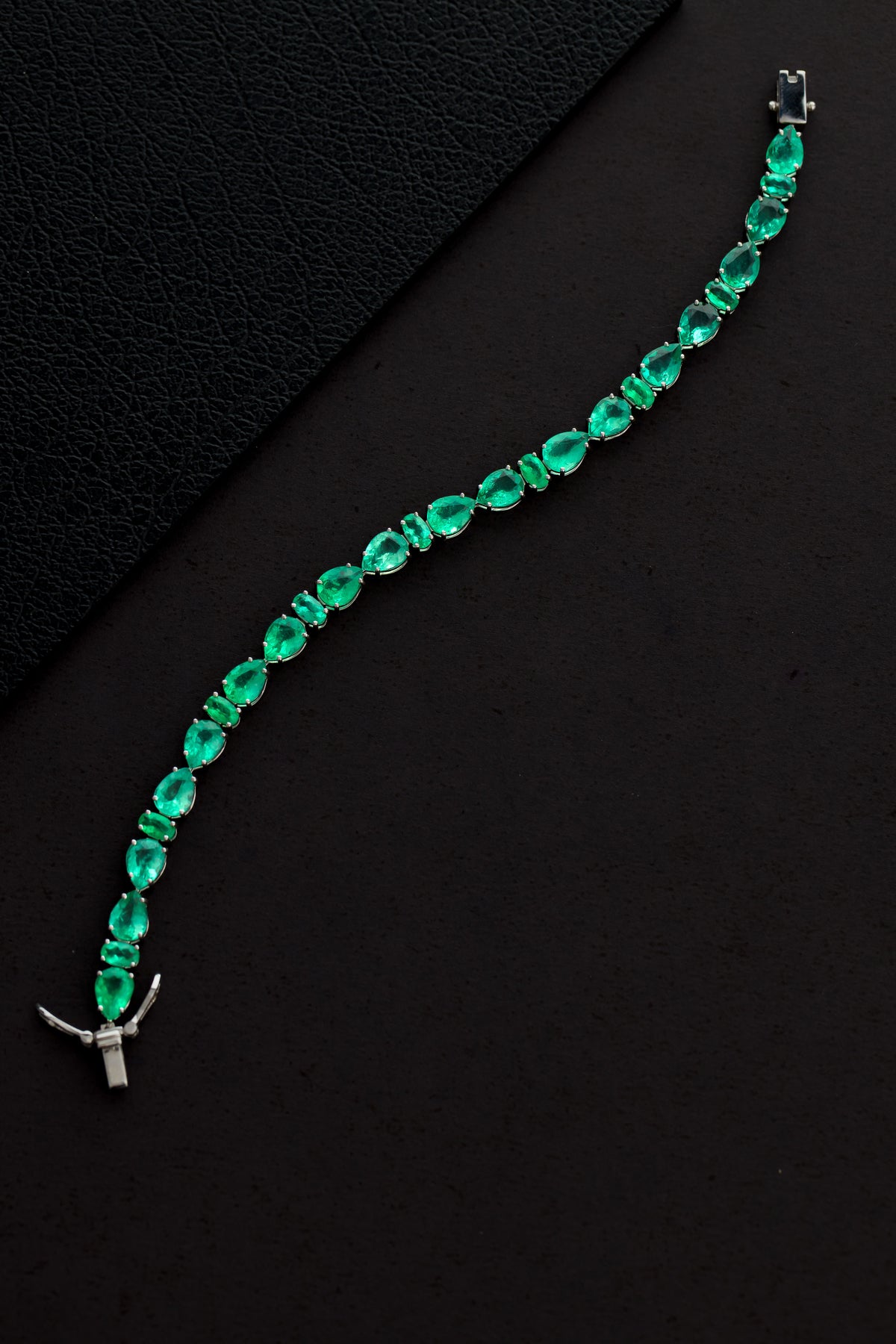 Pulseira Riviera em Ouro Branco com Esmeralda Gota e Esmeralda Oval – 17 cm