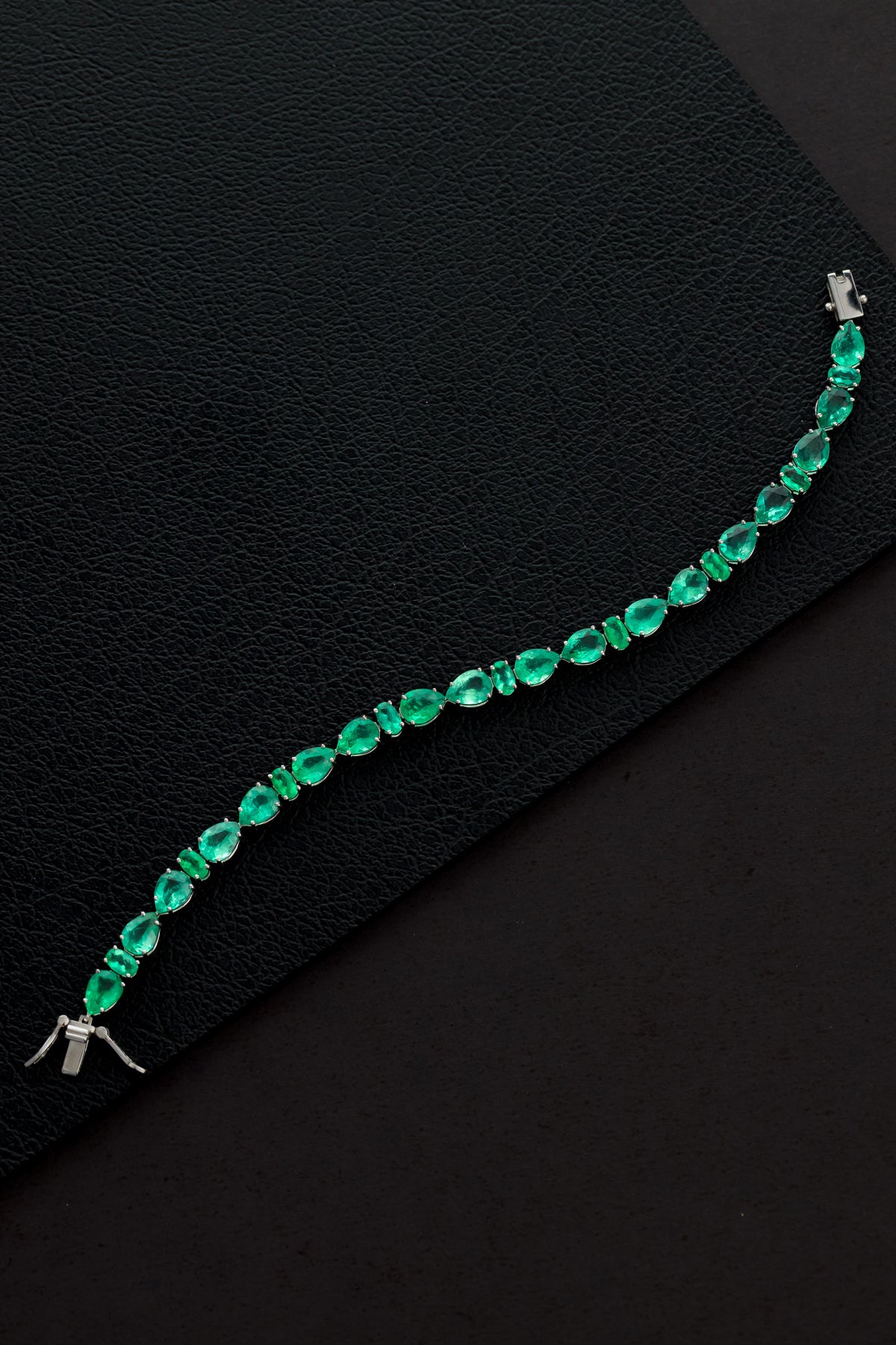 Pulseira Riviera em Ouro Branco com Esmeralda Gota e Esmeralda Oval – 17 cm