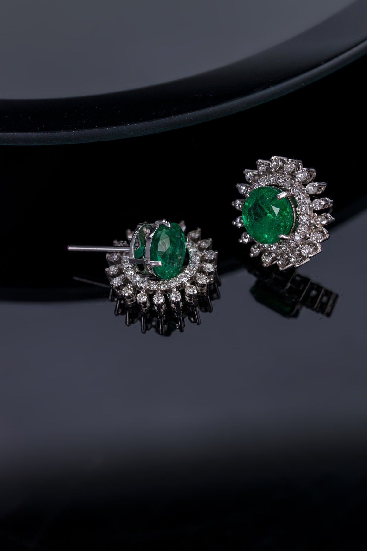 Brinco Jaqueta em Ouro Branco com Esmeralda e Brilhantes