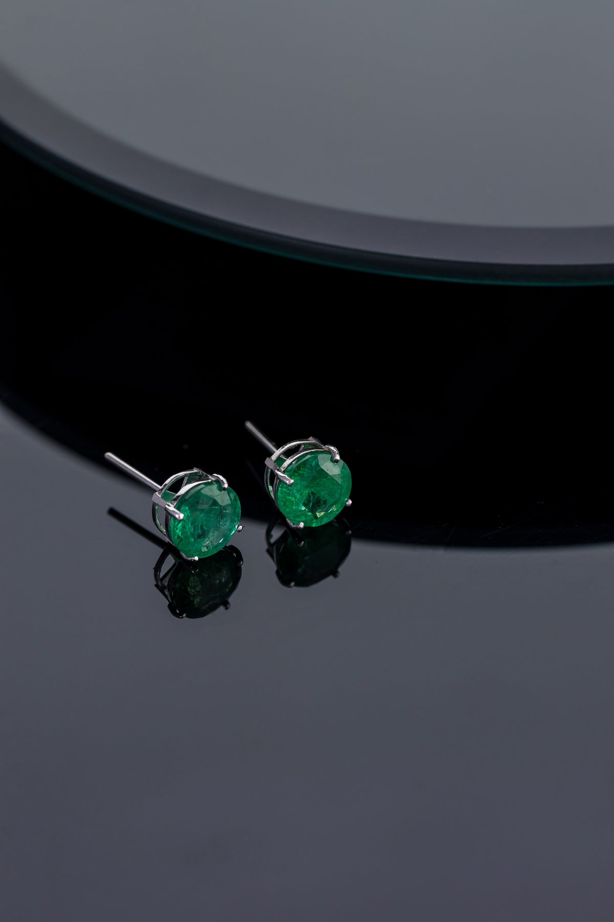 Brinco Botão Redondo em Ouro Branco com Esmeraldas