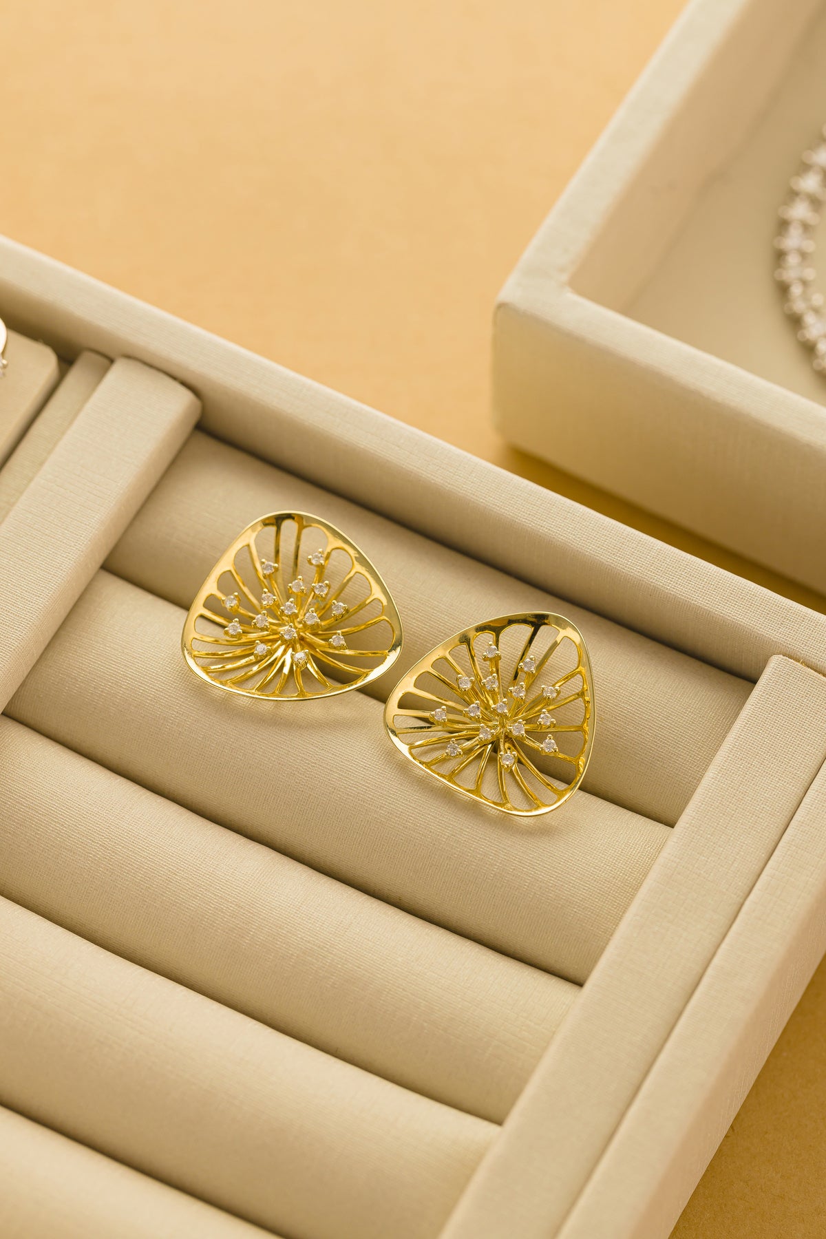 Brinco Boton em Ouro Amarelo com Flor, Vivos de Ouro e Brilhantes
