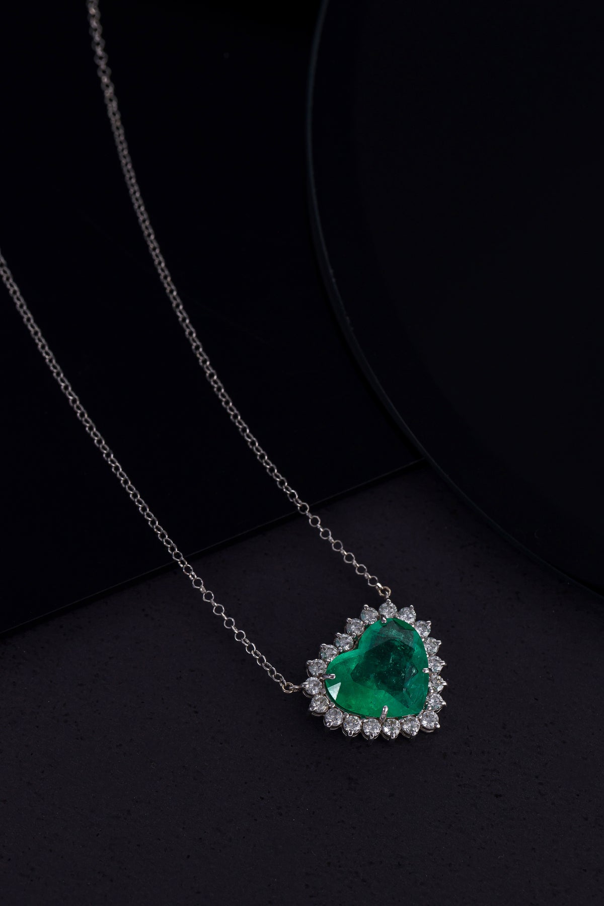 Colar Coração em Ouro Branco com Esmeralda Colombiana e Brilhantes
