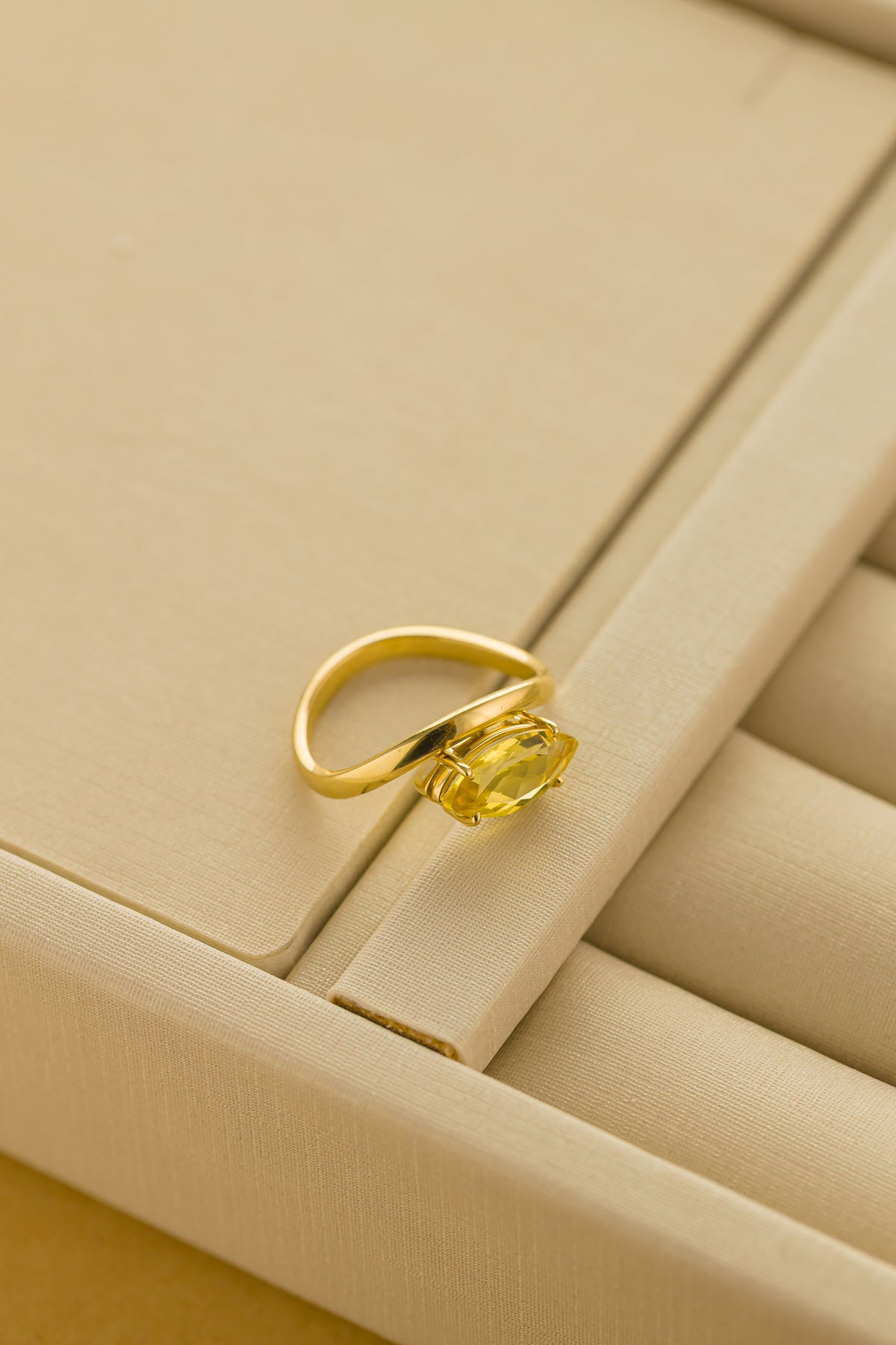 Anel em Ouro Amarelo com Berilo Amarelo em Lapidação Navete