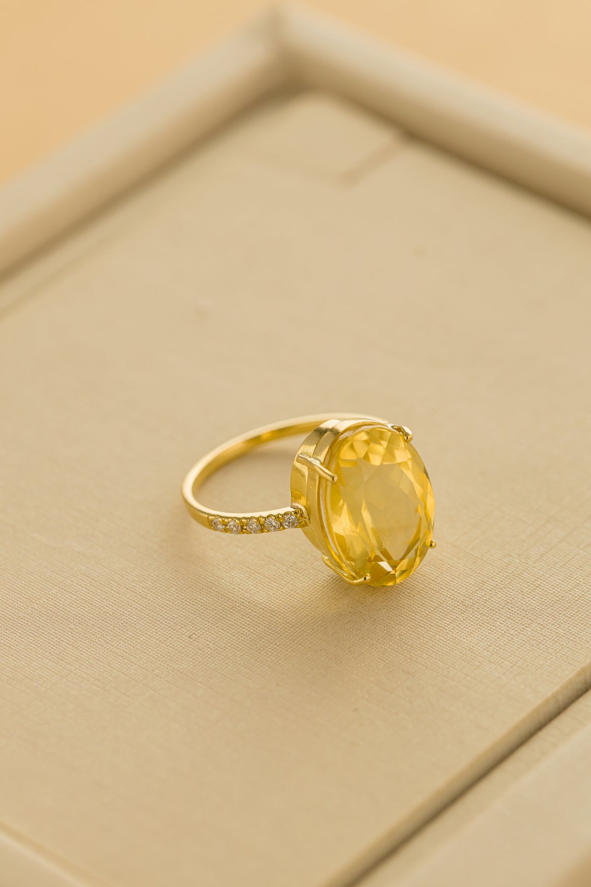 Anel em Ouro Branco com Citrino Amarelo e Brilhantes