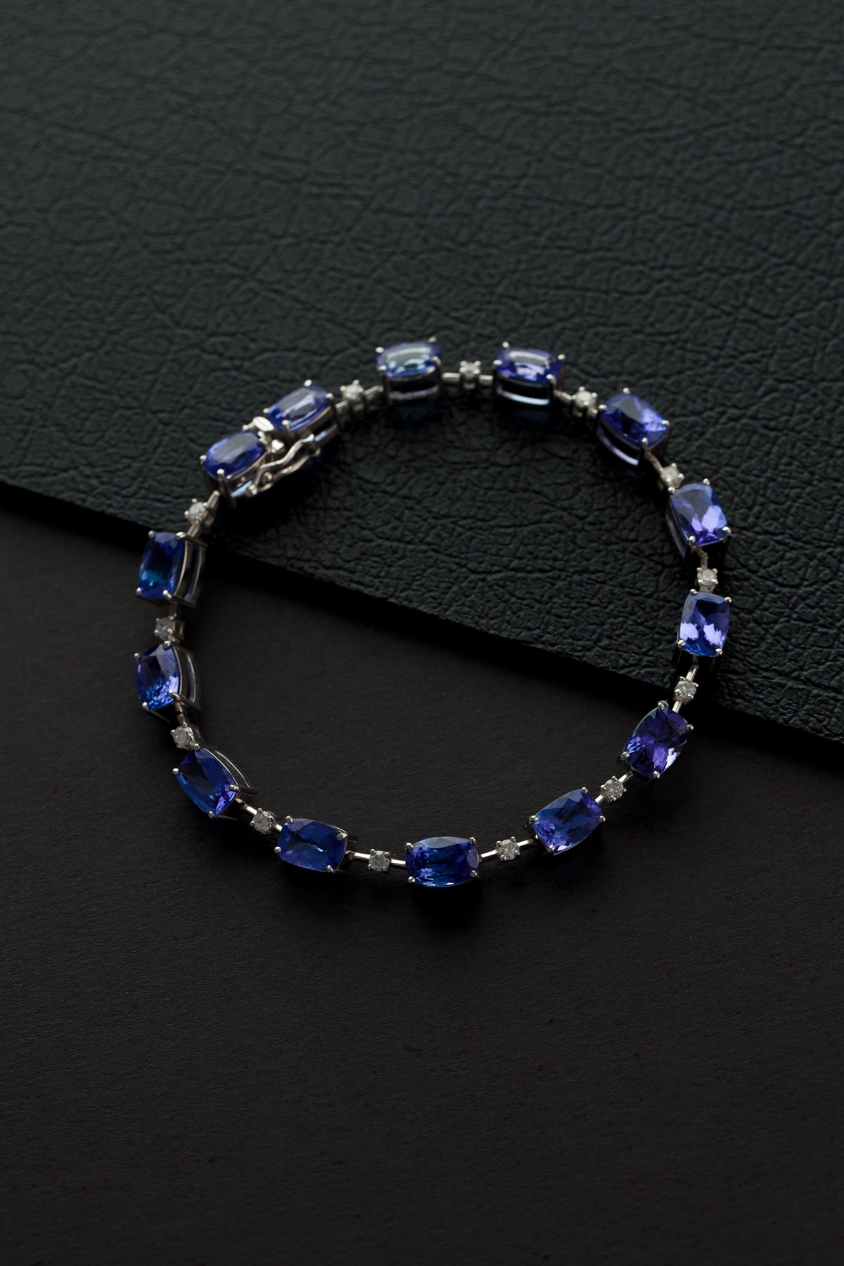 Pulseira em Ouro Branco com Tanzanita Cushion e Brilhantes