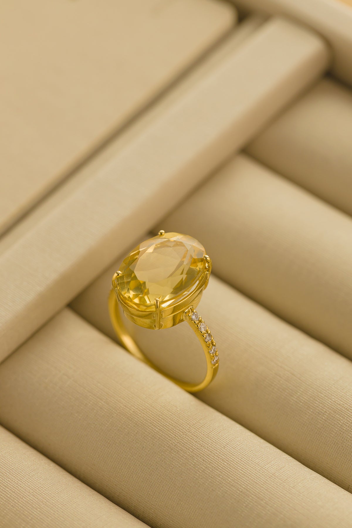 Anel em Ouro Branco com Citrino Amarelo e Brilhantes