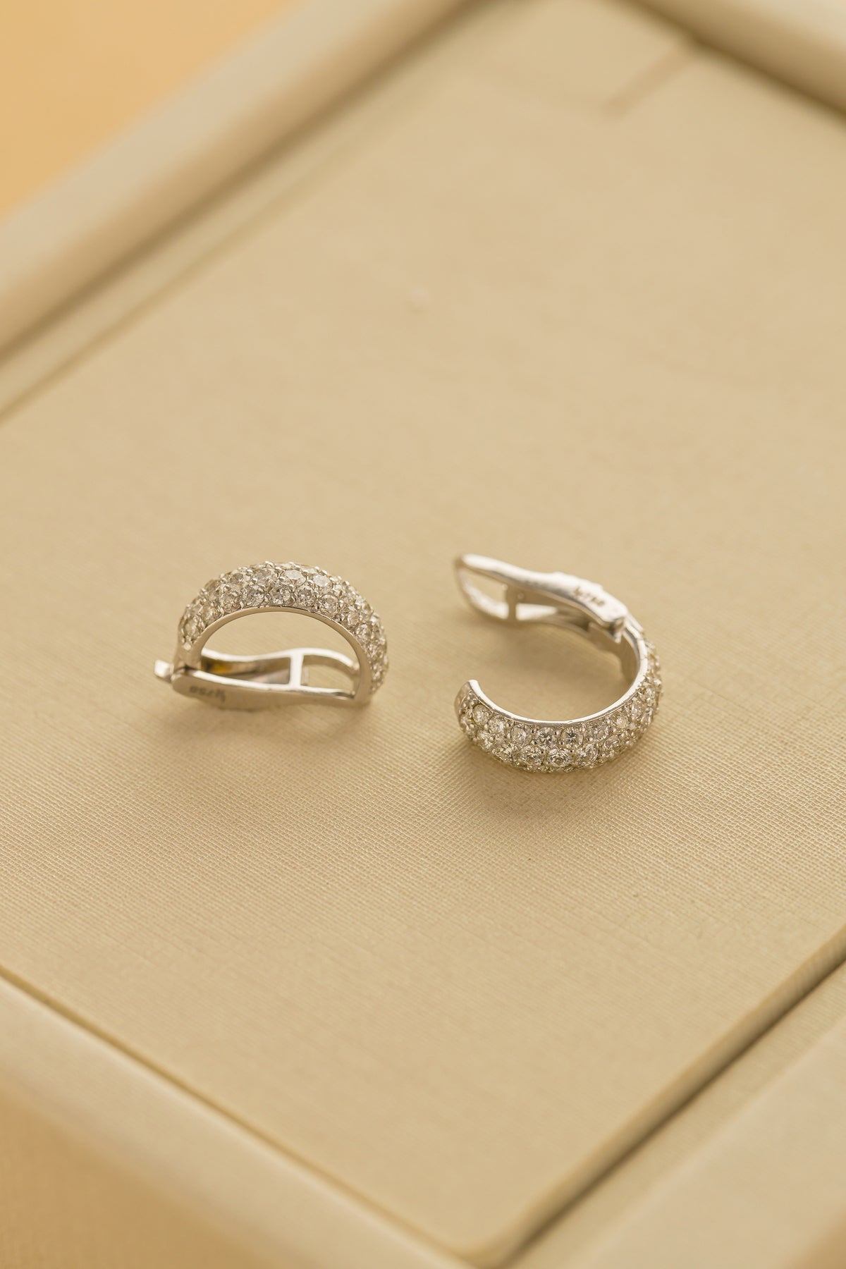 Piercing em Ouro Branco com Brilhantes