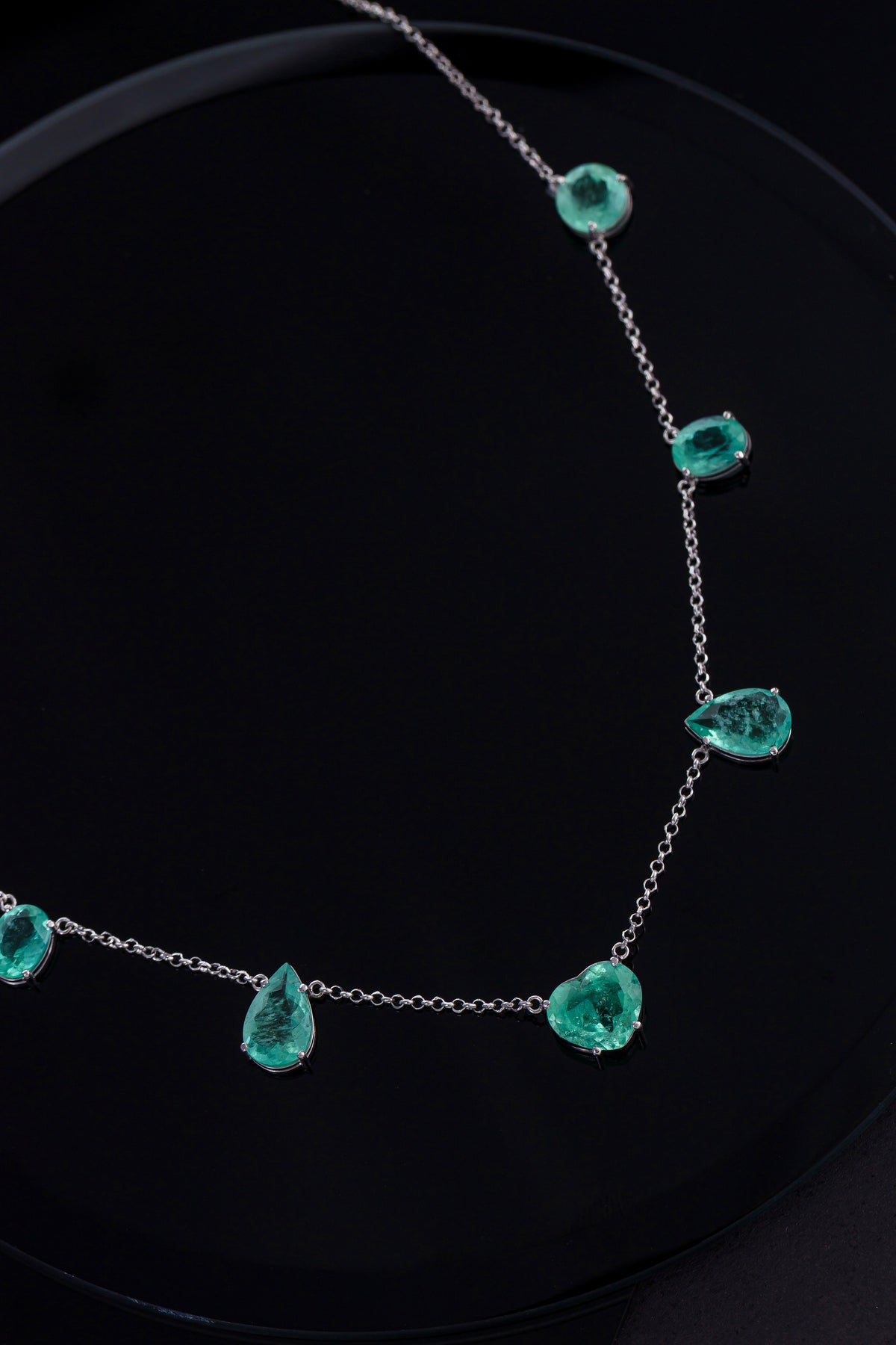 Colar em Ouro Branco com Esmeraldas em Lapidações Variadas