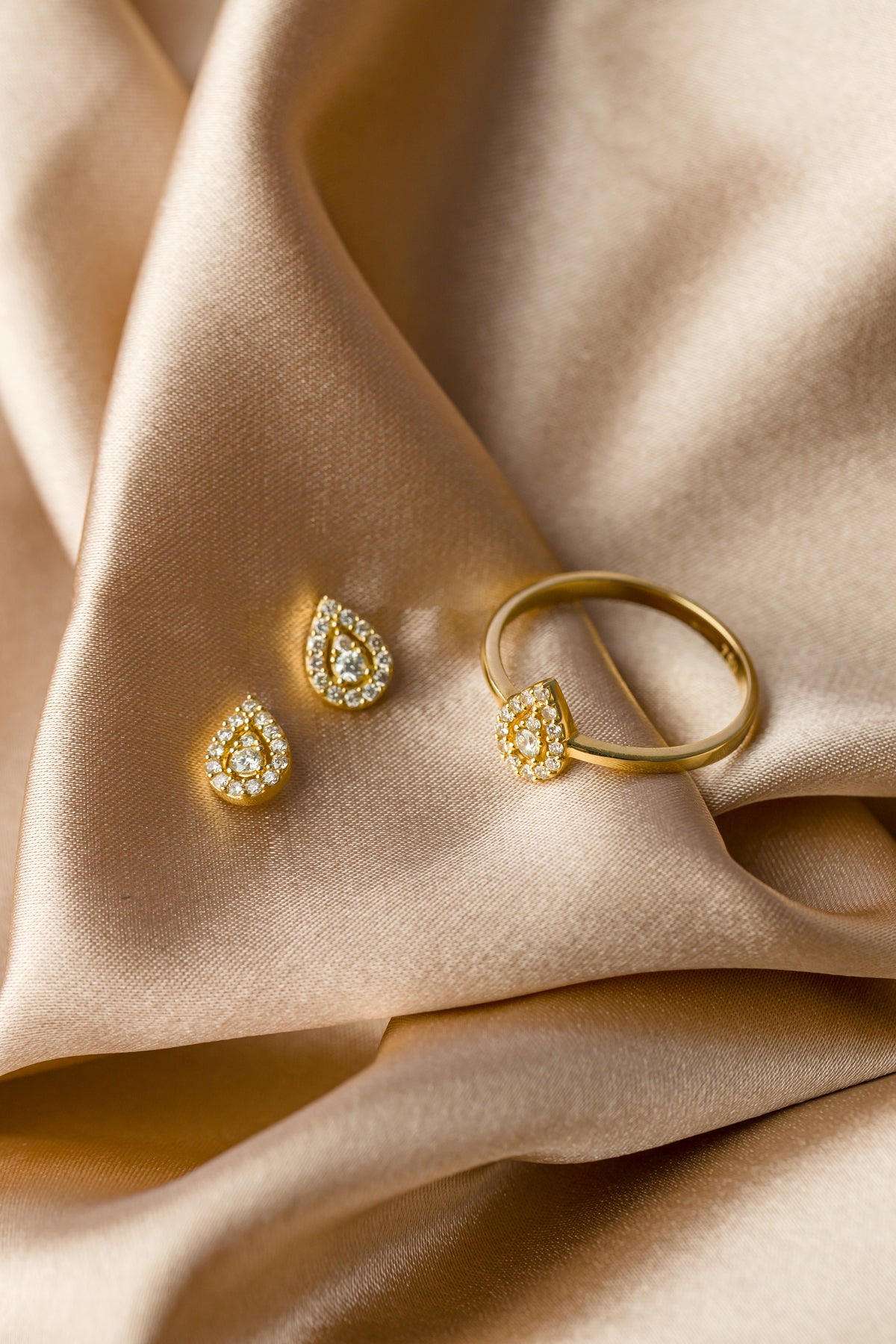 Anel em Ouro Amarelo com Design de Gota e Brilhantes