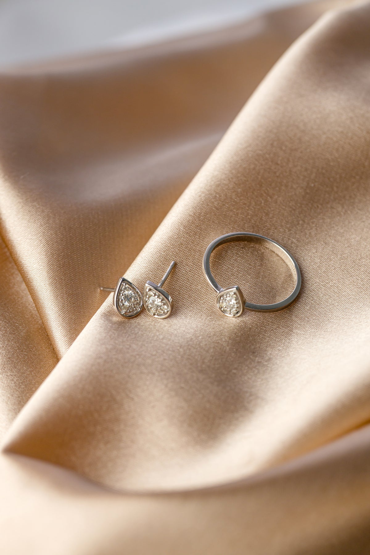 Anel em Ouro Branco com Design de Gota e Brilhantes