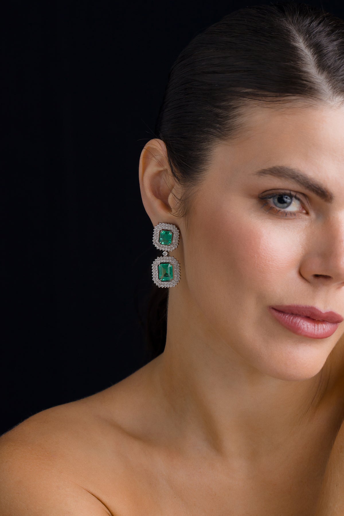 Brinco Retangular Ajustável em Ouro Branco com Esmeraldas e Brilhantes