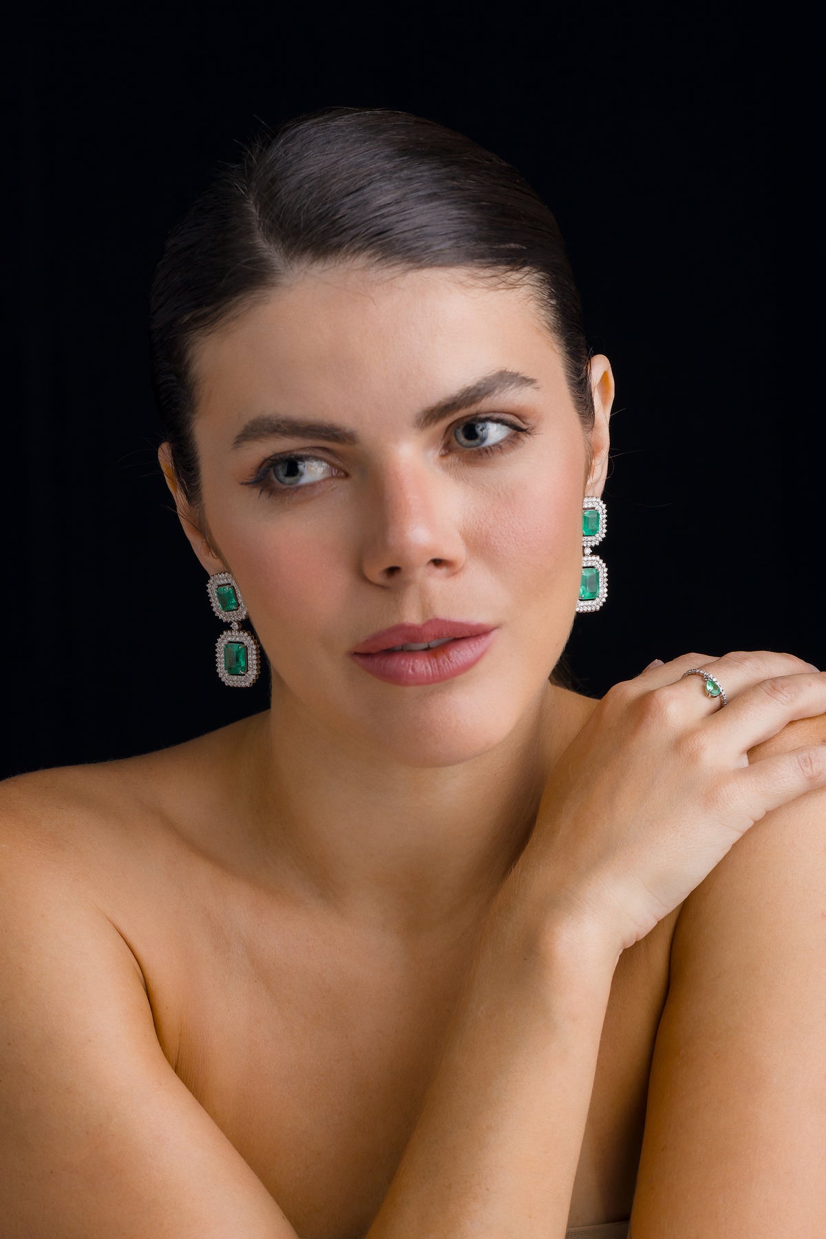 Brinco Retangular Ajustável em Ouro Branco com Esmeraldas e Brilhantes