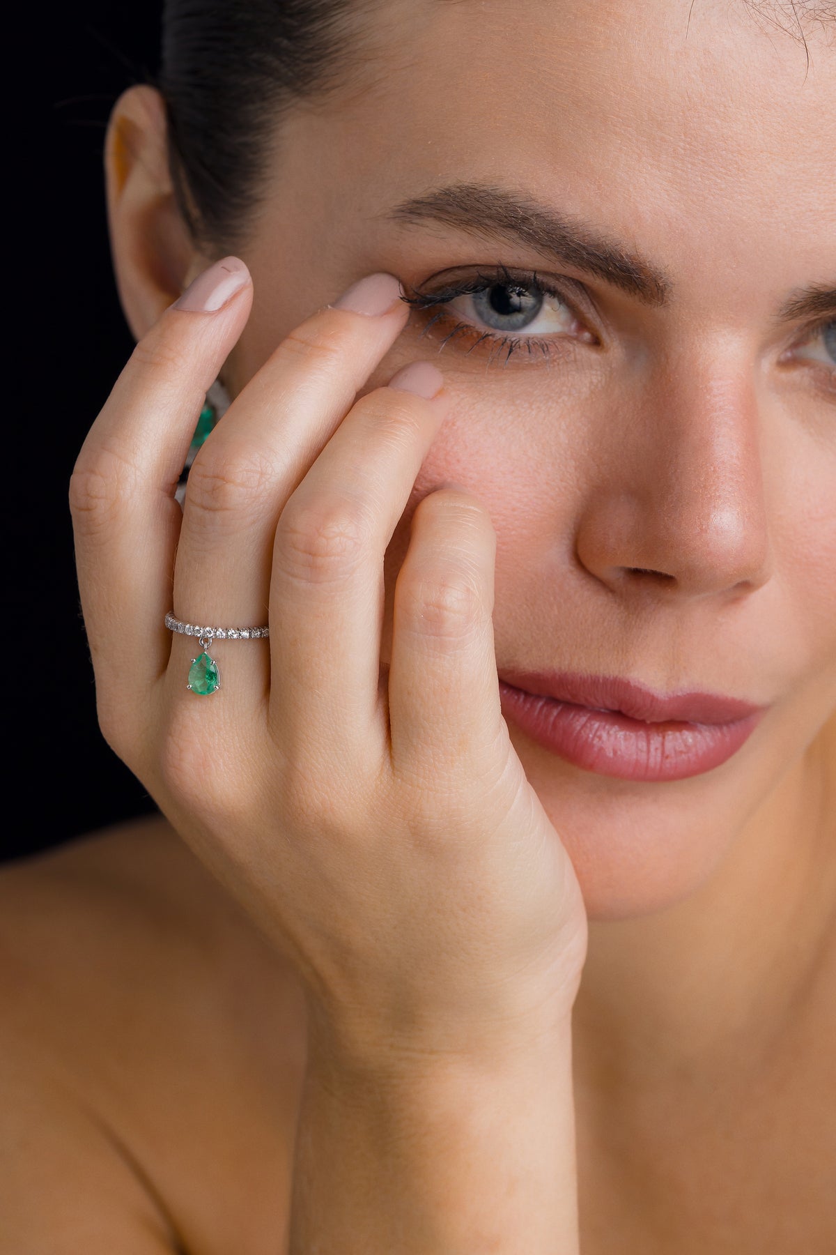 Anel em Ouro Branco com Brilhantes e Pendente de Esmeralda em Gota