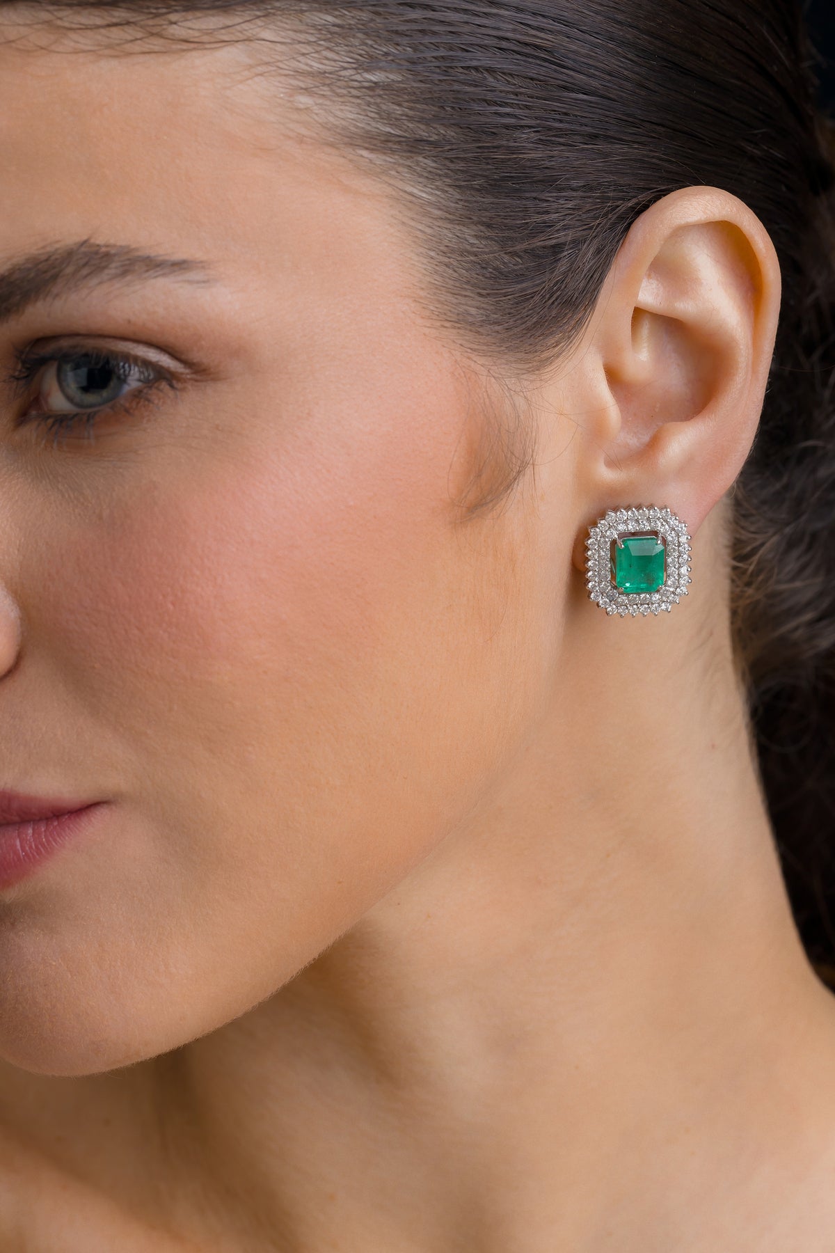 Brinco Retangular Ajustável em Ouro Branco com Esmeraldas e Brilhantes