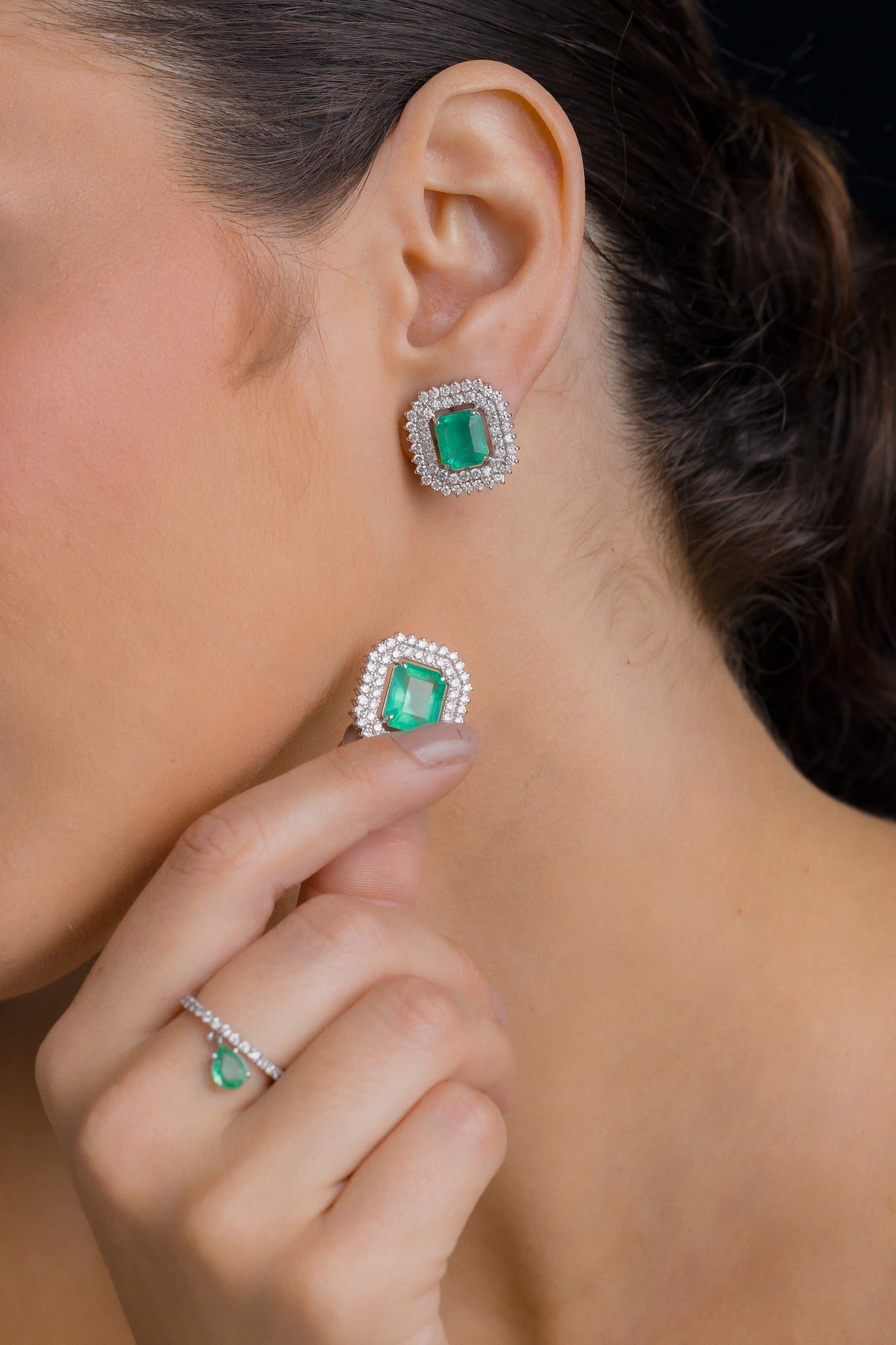 Brinco Retangular Ajustável em Ouro Branco com Esmeraldas e Brilhantes